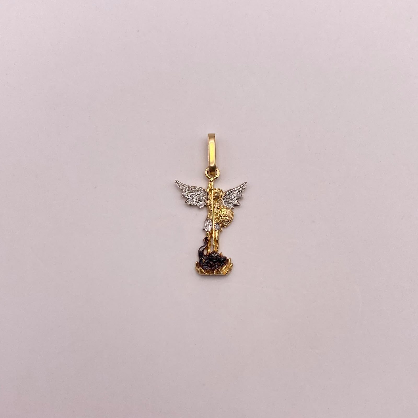 Dije San miguel arcangel silueta Oro amarillo 18k 1,1 Gr / 11,5 mm / 2,3 Cm