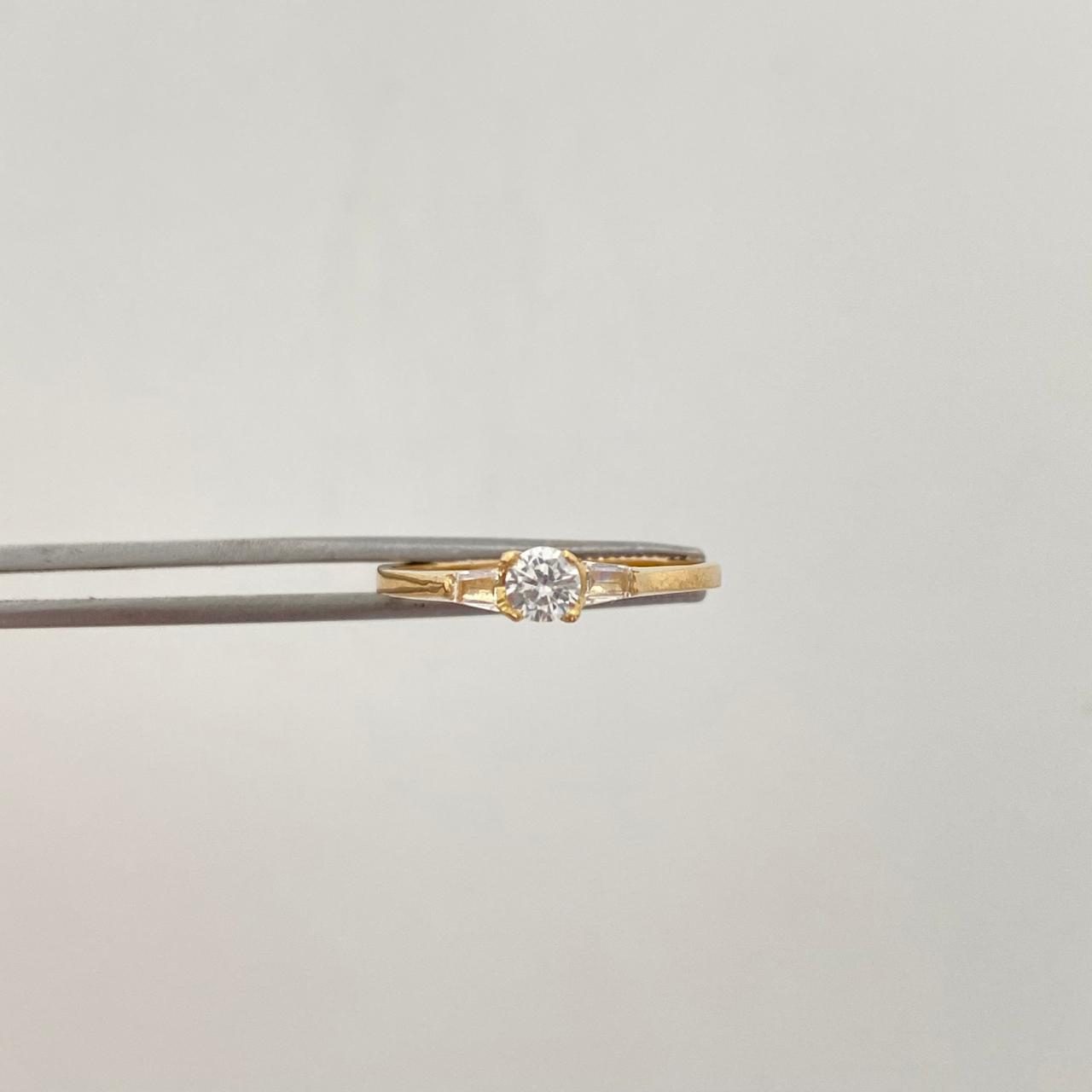 Anillo solitario con circones blancos  Oro amarillo 18k / Talla 5 1/2 / 1,5 Gr