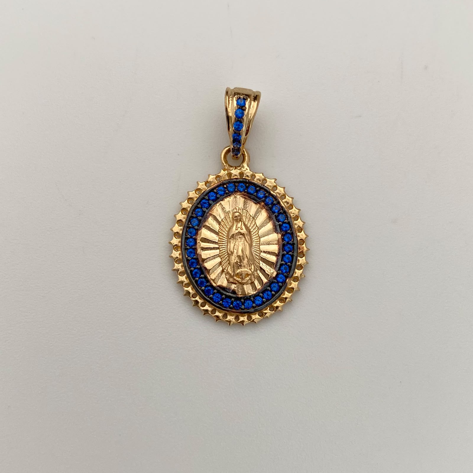 Dije Redondo Casting Azul Virgen de Guadalupe Oro amarillo 18k 2,95 Gr / 15,6 mm / 2,6 Cm