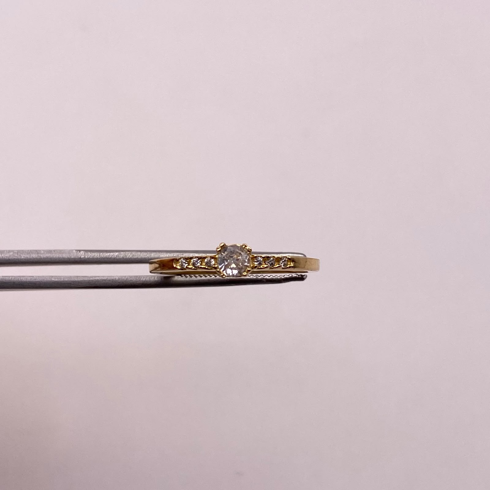 Anillo Solitario Oro amarillo 18k / Talla 7 / 2,12 Gr / 1,4 mm
