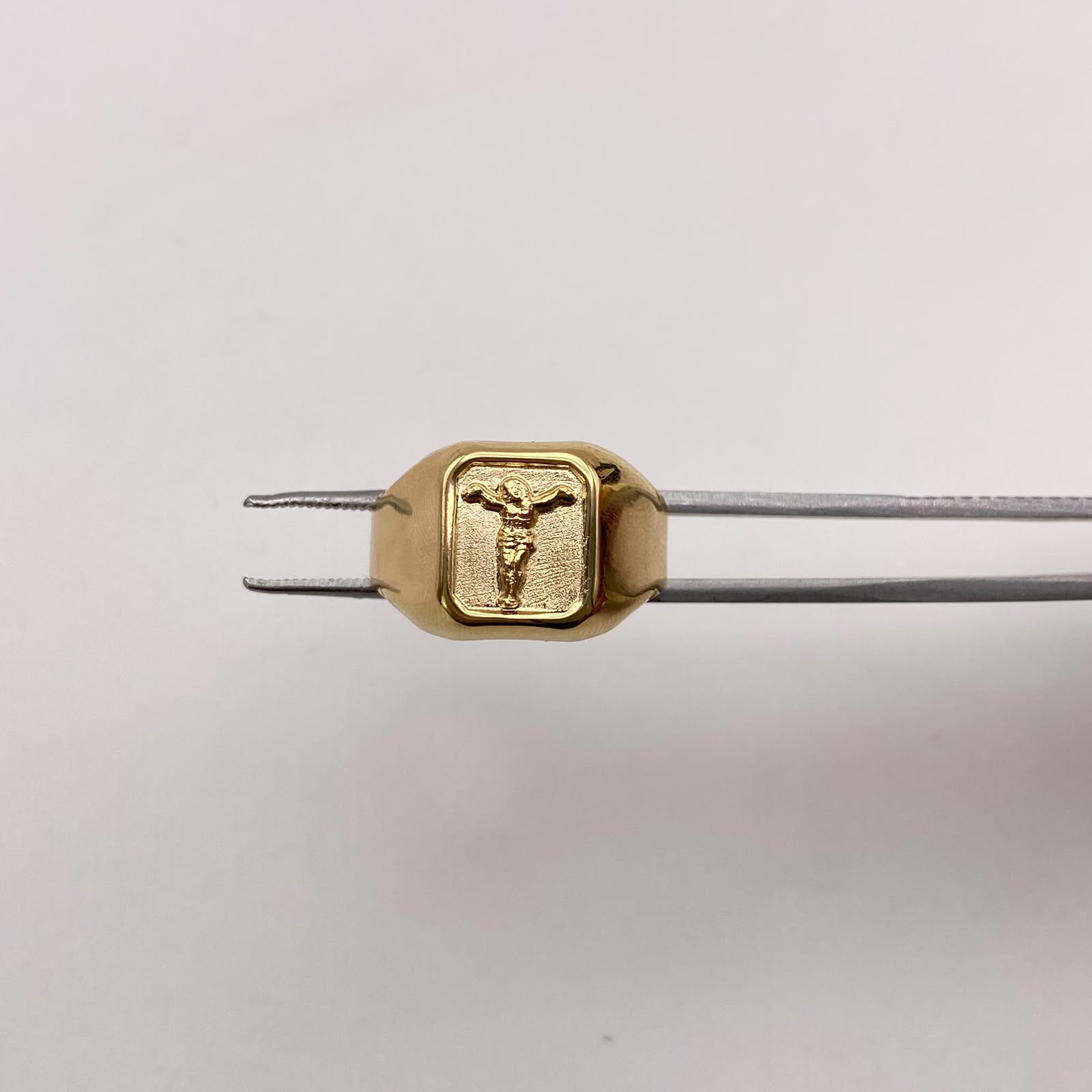Anillo troquel cristo Oro amarillo 18k / Talla 10 3/4 / 3 Gr / 4,56 mm