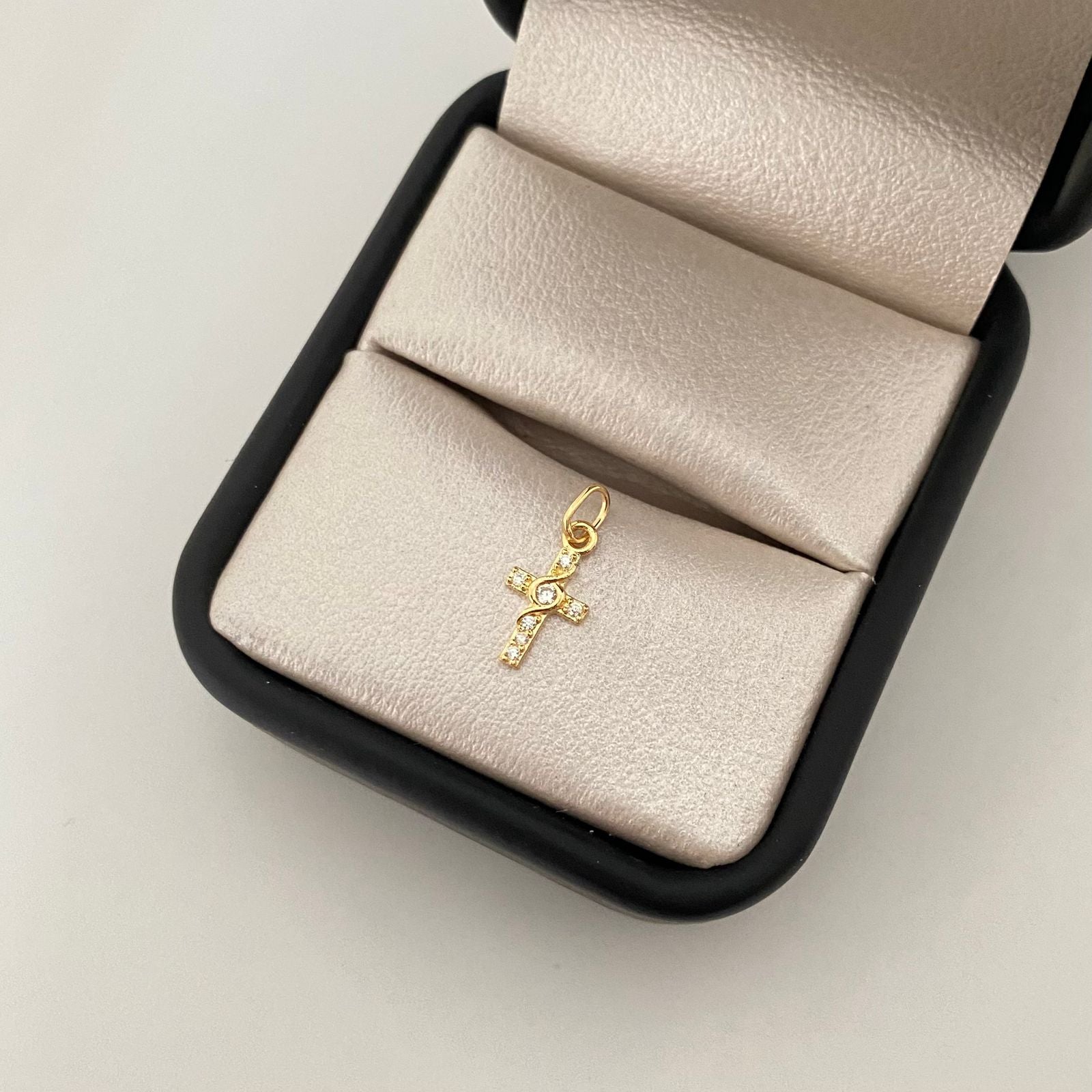 Dije mini cruz circones centro lazo Oro amarillo 18k 0,4 Gr / 1,5 Cm