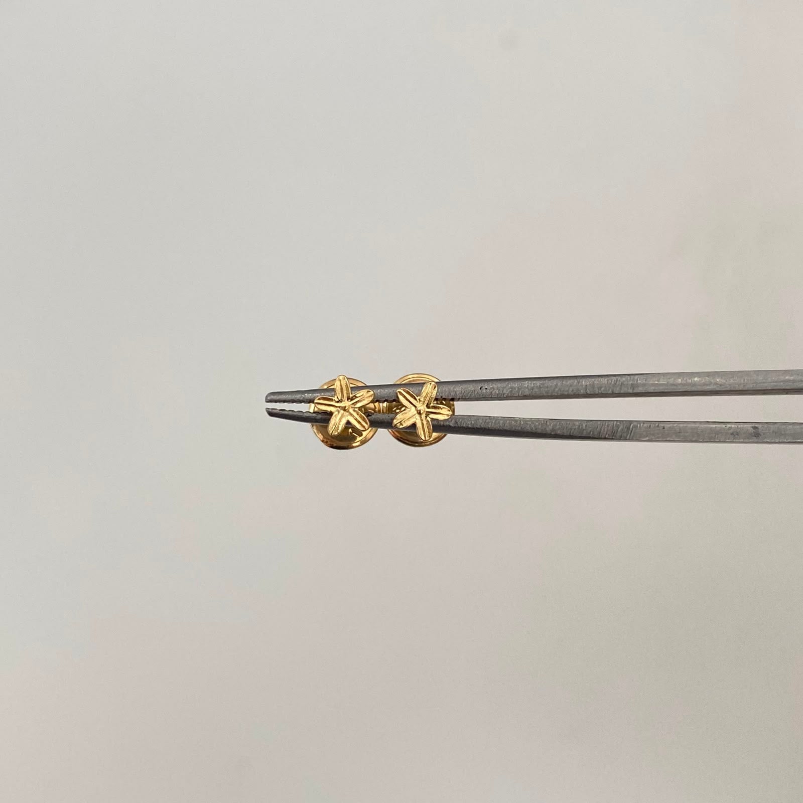 Topos Mini Florecitas Oro amarillo 18k 0,5 Gr / 4,2 mm