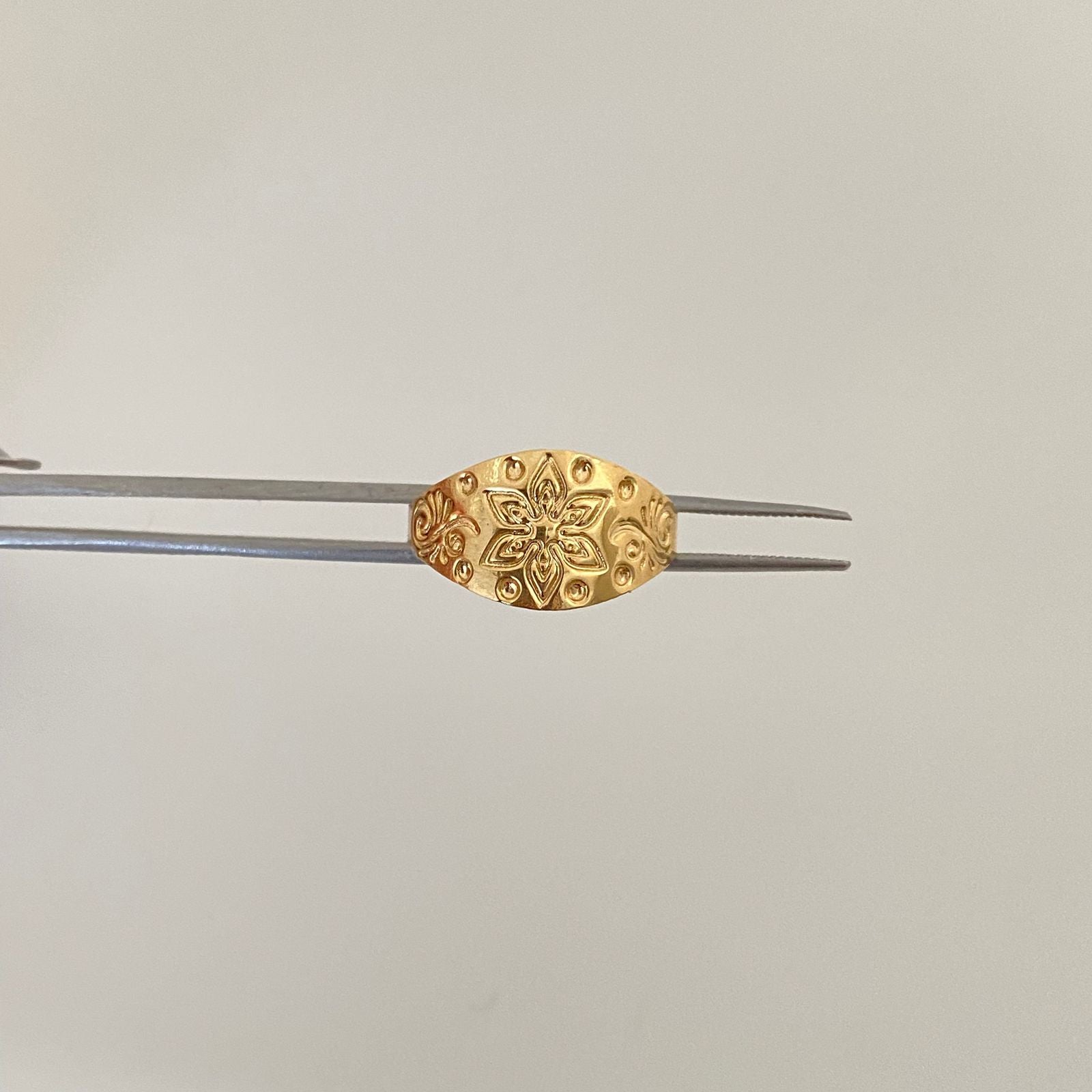 Anillo troquel grabado flores Oro amarillo 18k / Talla 6 1/2 / 1,55 Gr