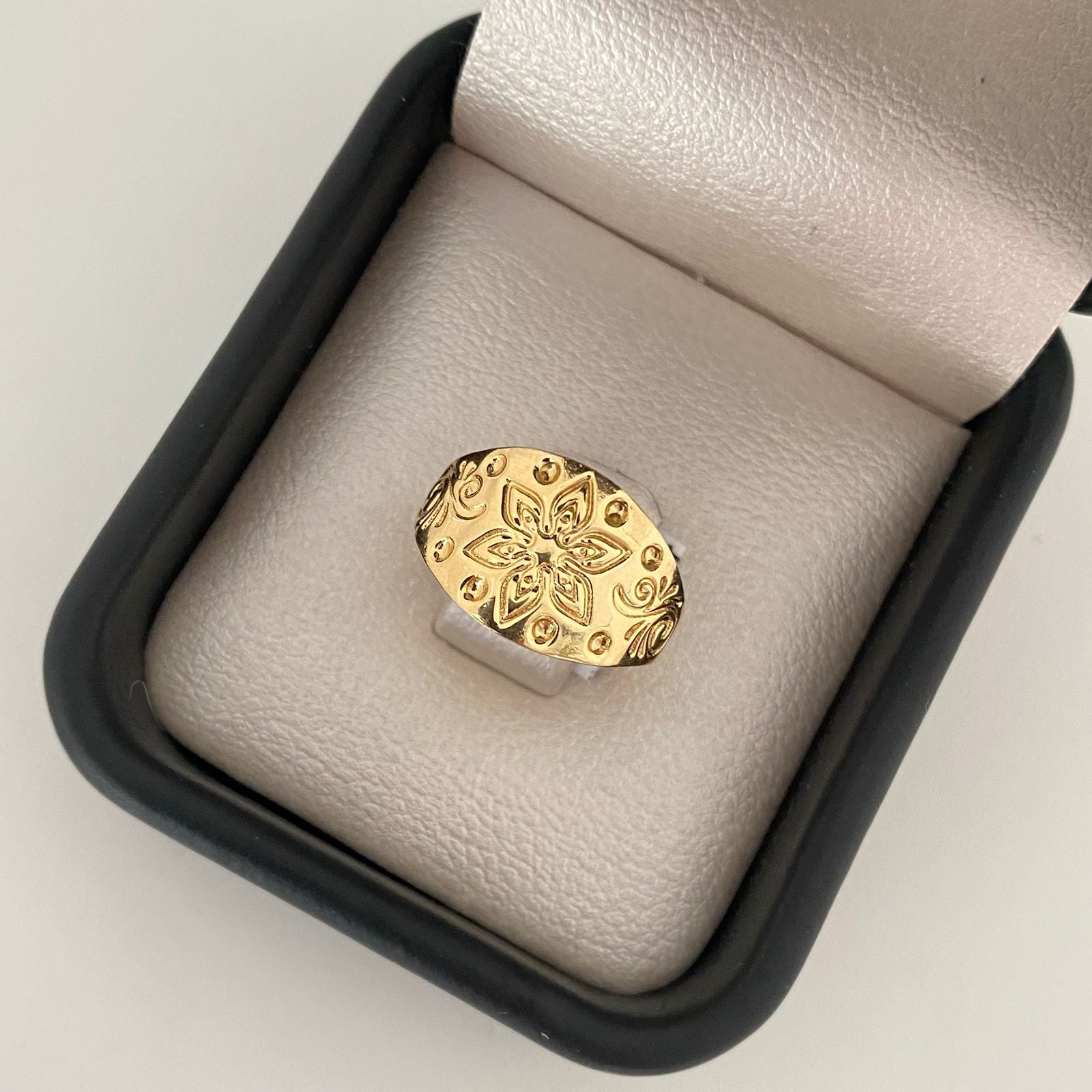 Anillo grabado flor Oro amarillo 18k / Talla 6 1/2 / 1,50 Gr