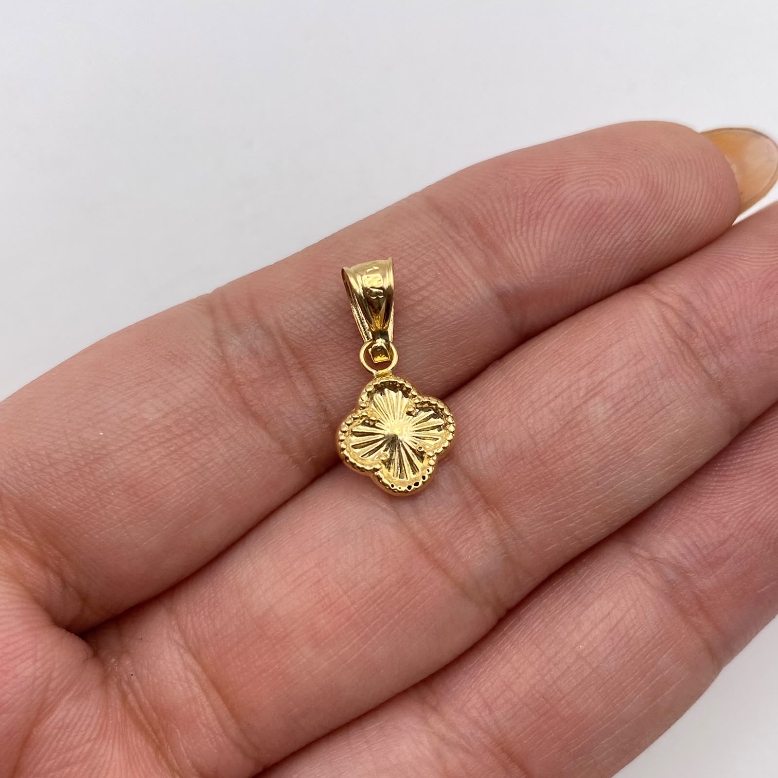 Dije trebol diamantado Oro amarillo 18k 0,5 Gr / 9,3 mm / 2 Cm