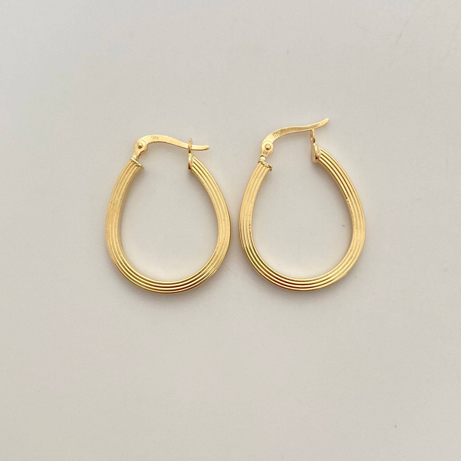 Candonga ovalada rayada  Oro amarillo 18k 2,15 Gr / 2,5 Cm