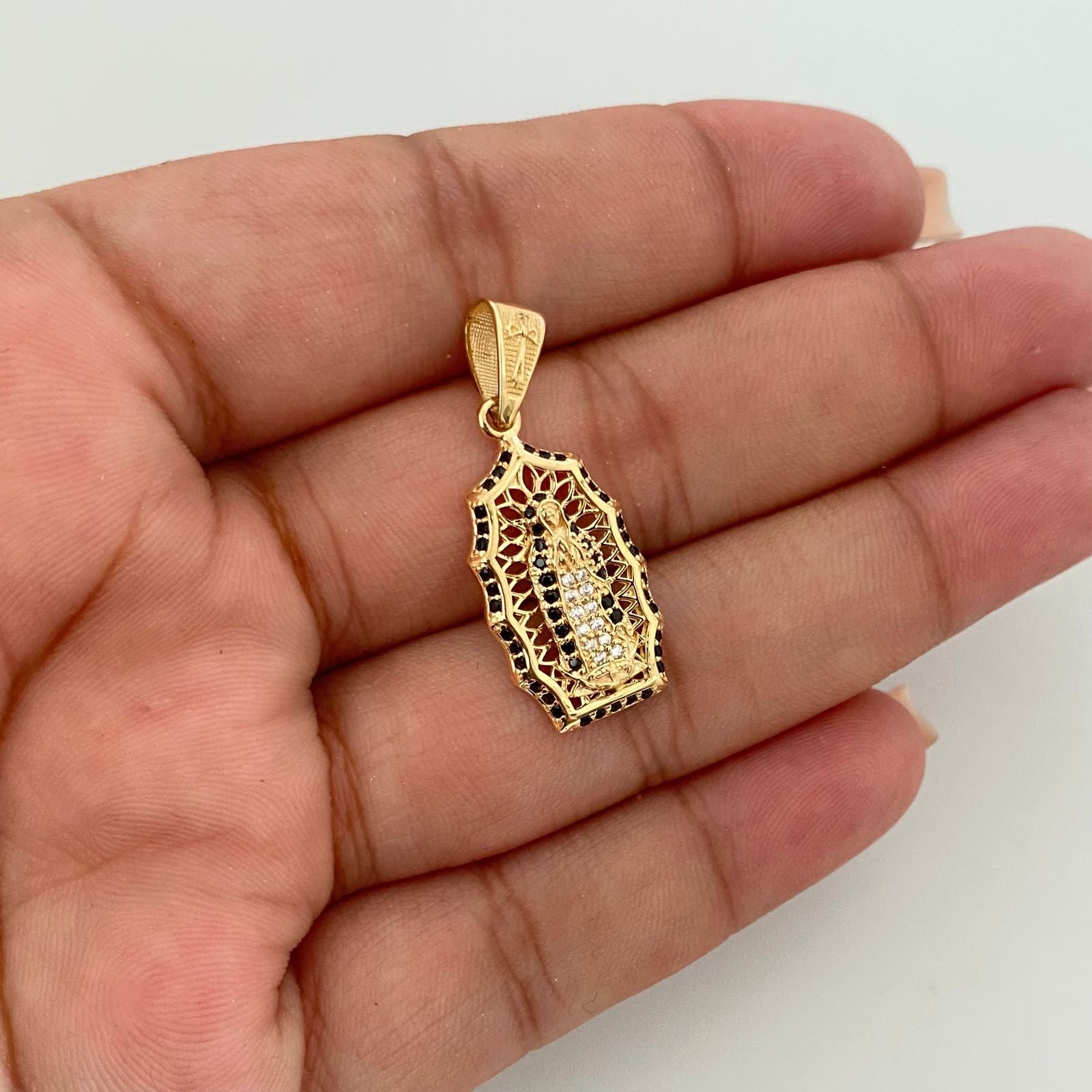 Dije silueta guadalupe casting negro Oro amarillo 18k 3,0 Gr / 3,0 Cm