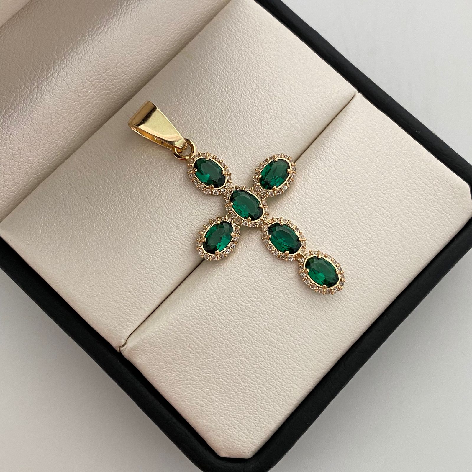 Dije Cruz Casting Verde y blanco Oro amarillo 18k 3,5 Gr / 23 mm / 5,5 Cm