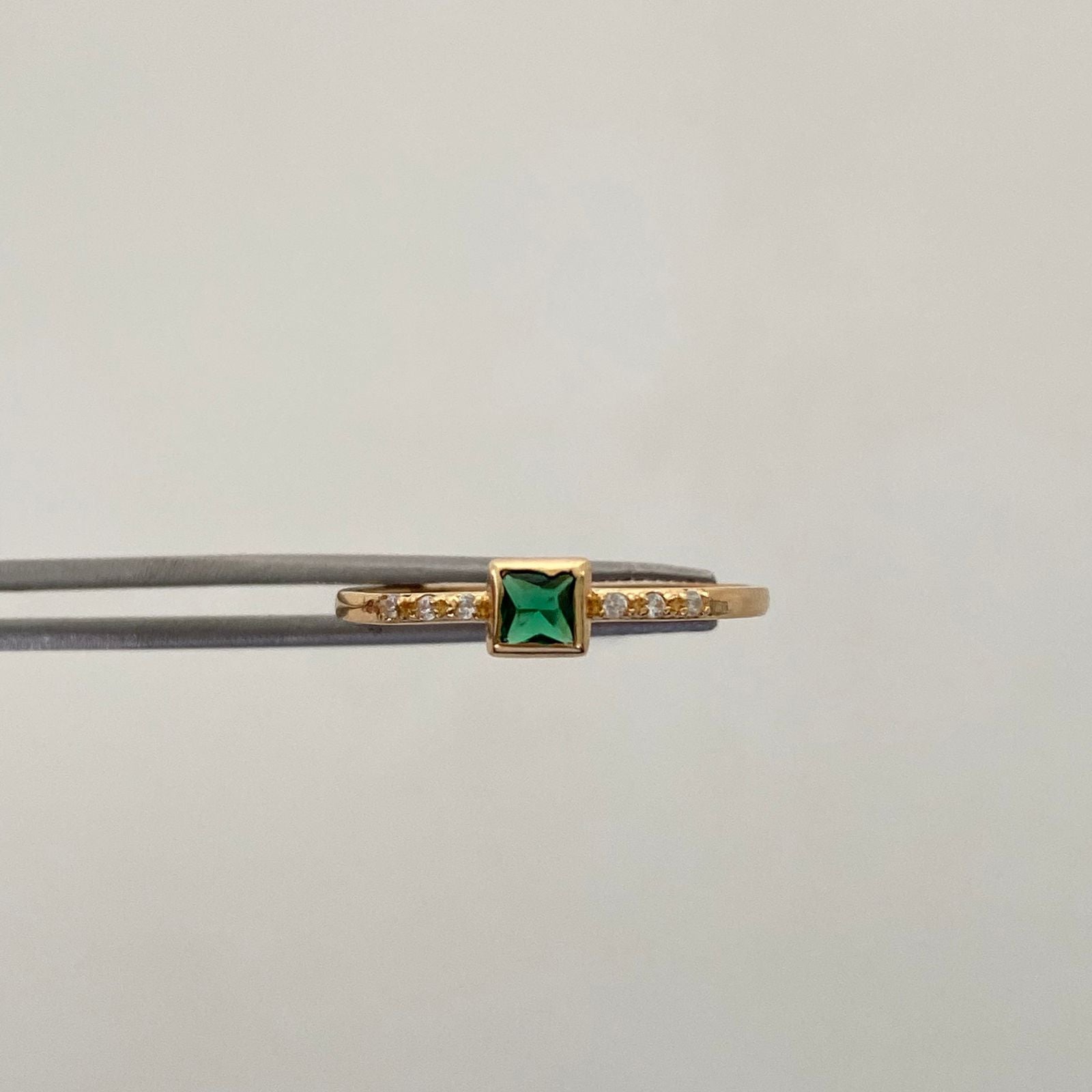 Anillo Circon Cuadrado Verde Oro amarillo 18k / Talla 7 / 1,2 Gr / 1,3 mm
