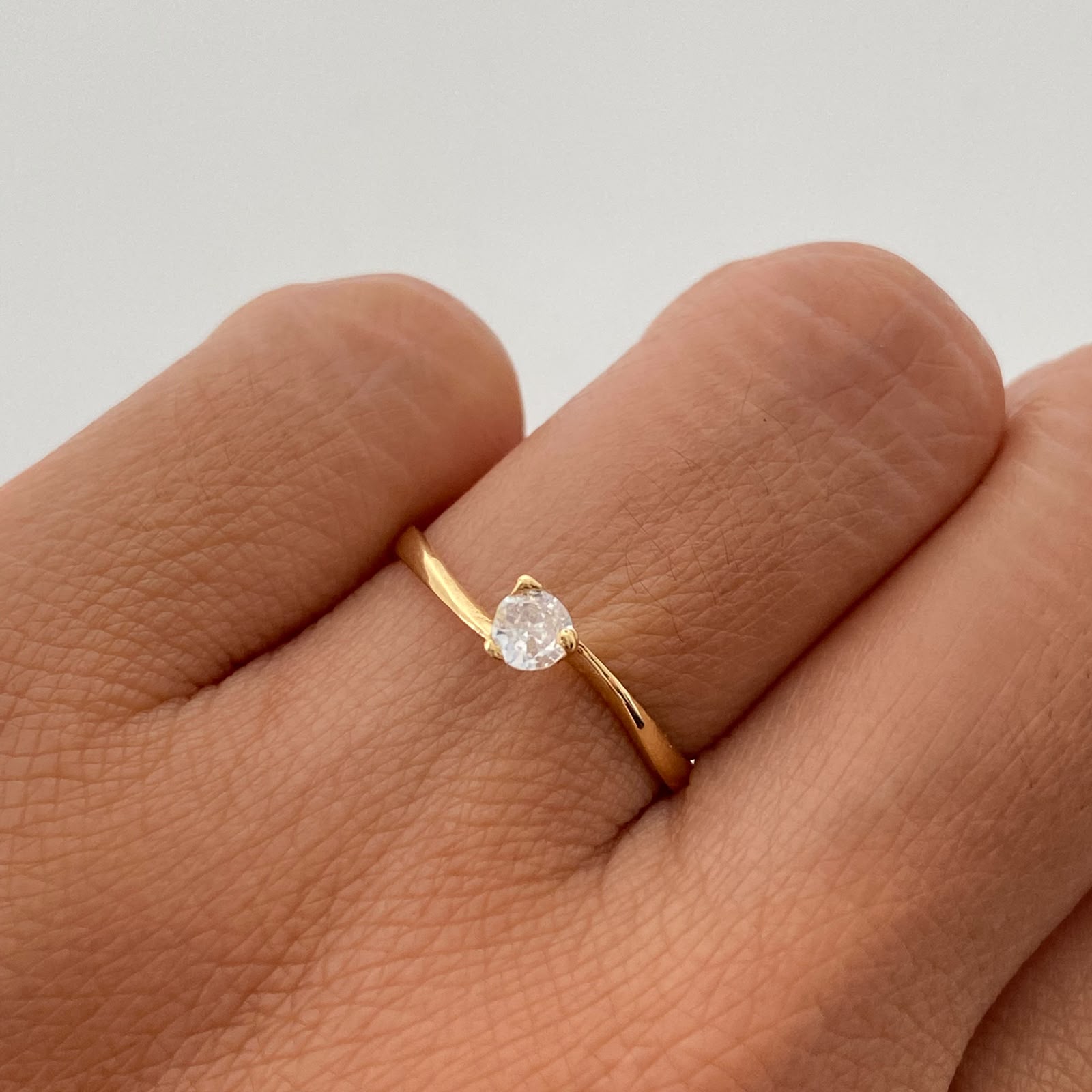 Anillo Solitario Oro amarillo 18k / Talla 7 / 1,2 Gr / 1,9 mm