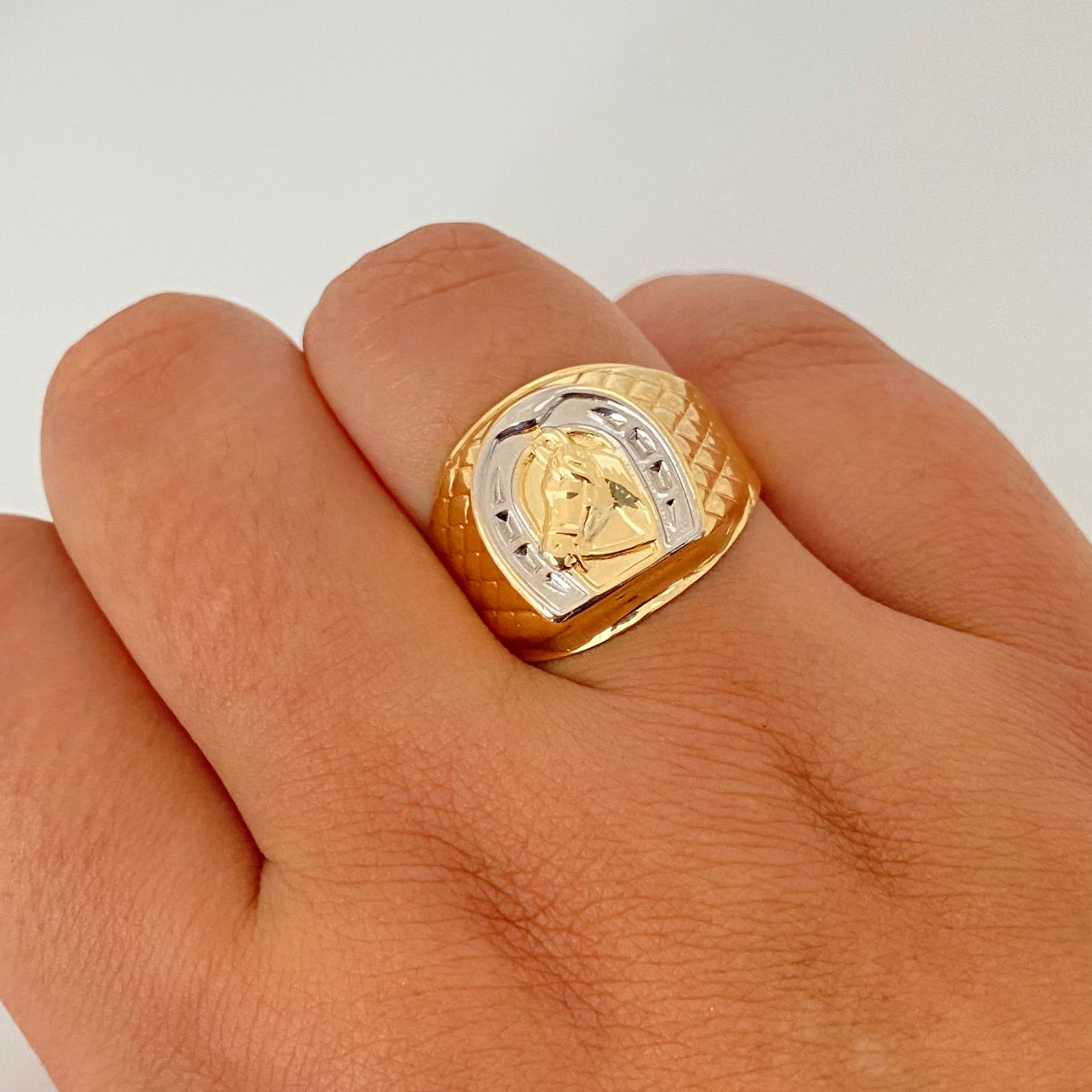 Anillo herradura caballo laterales tallados Oro amarillo y Oro blanco 18k / Talla 11 / 3,2 Gr