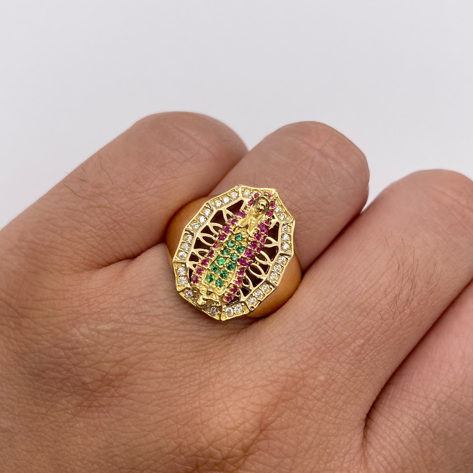 Anillo Virgen de Guadalupe circones blancos, verdes y fucsias Oro amarillo 18k / Talla 9 / 6,7 Gr / 4,4 mm
