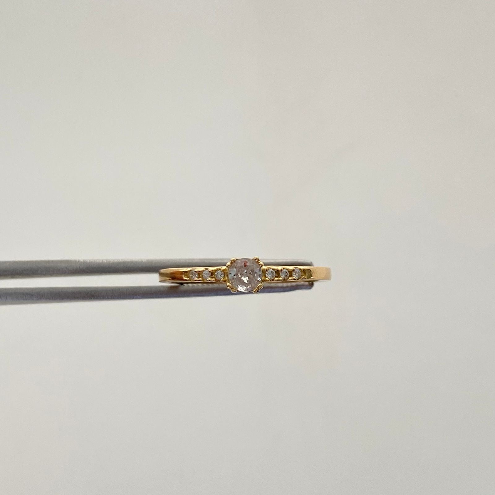 Anillo Solitario Oro amarillo 18k / Talla 6 1/2 / 2,05 Gr / 1,6 mm