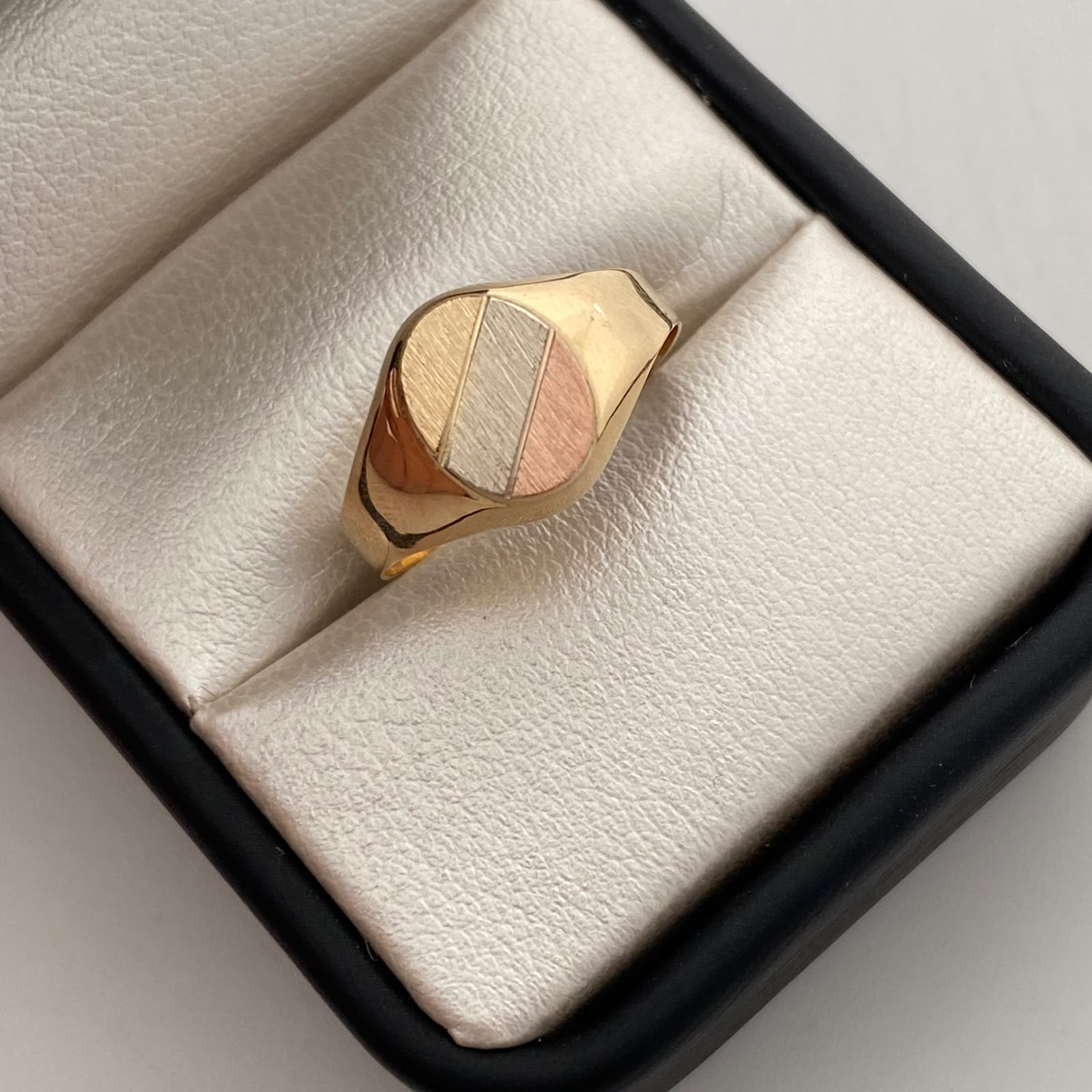 Anillo Matte circulo Oro amarillo 18k / Talla 9 / 2,15 Gr / 3,2 mm