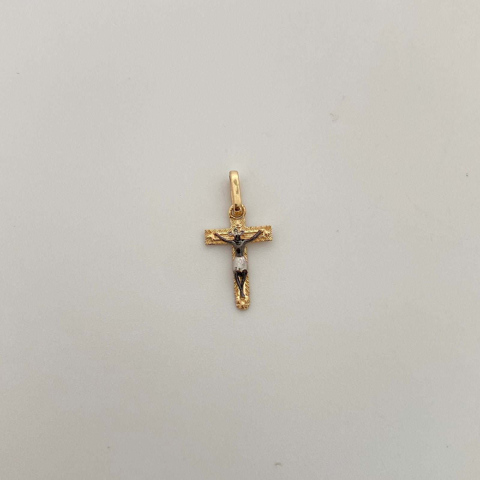 Dije Mini Cruz Cristo Oro amarillo y Oro blanco 18k 0,9 Gr / 10,7 mm / 2,3 Cm