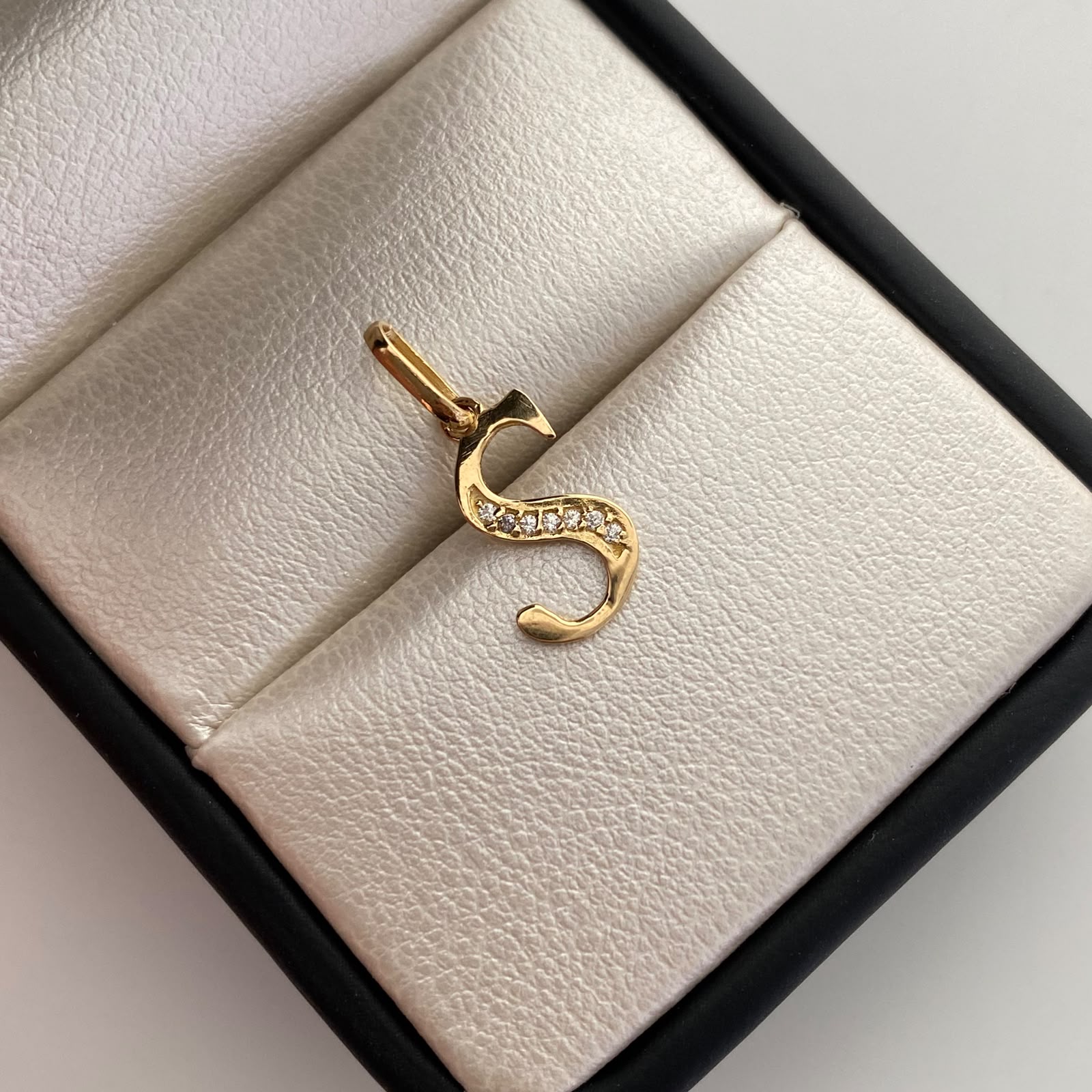 Dije Letra S Casting Oro amarillo 18k 0,55 Gr / 8,2 mm / 2 Cm