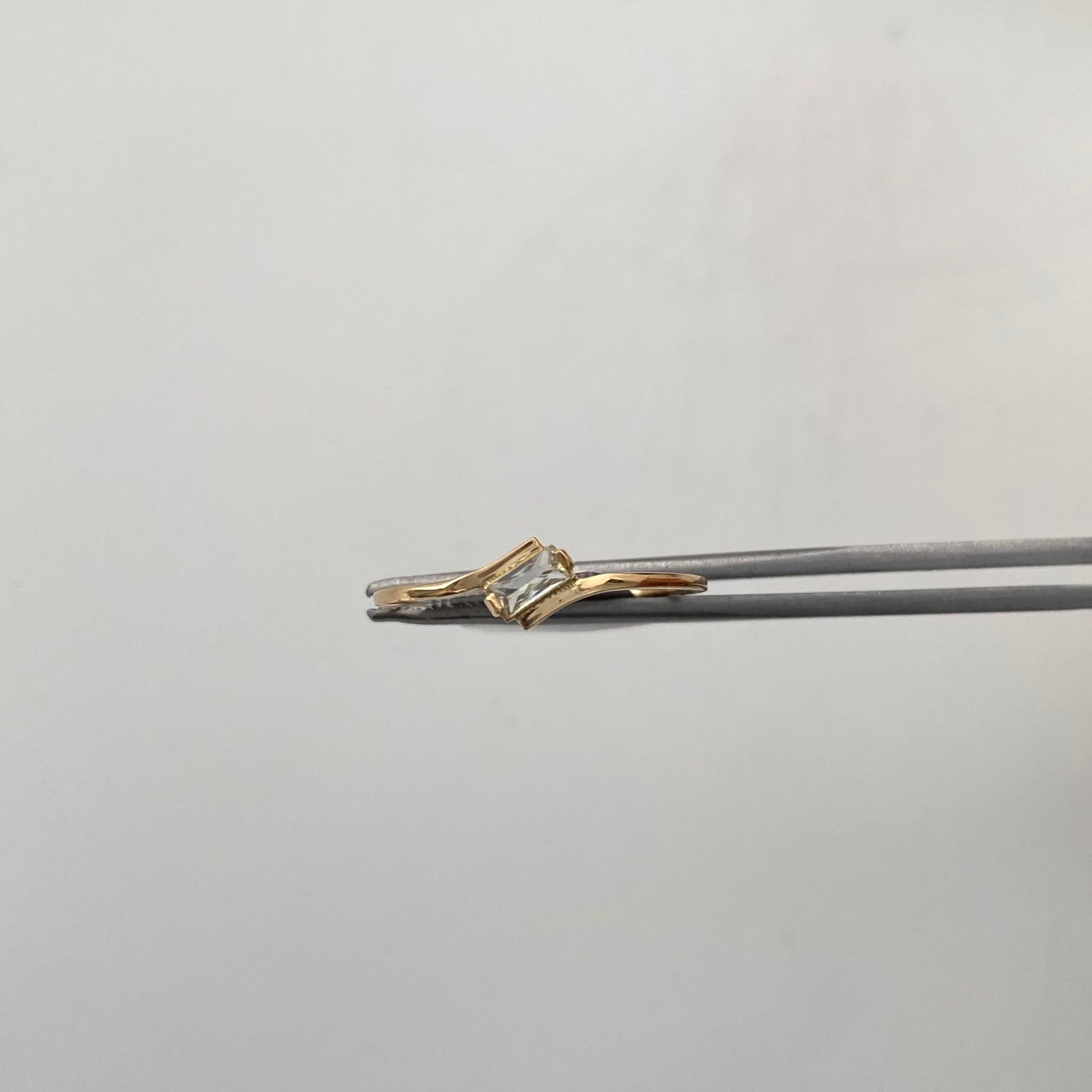 Anillo Solitario Oro amarillo 18k / Talla 8 1/2 / 0,9 Gr / 1,1 mm