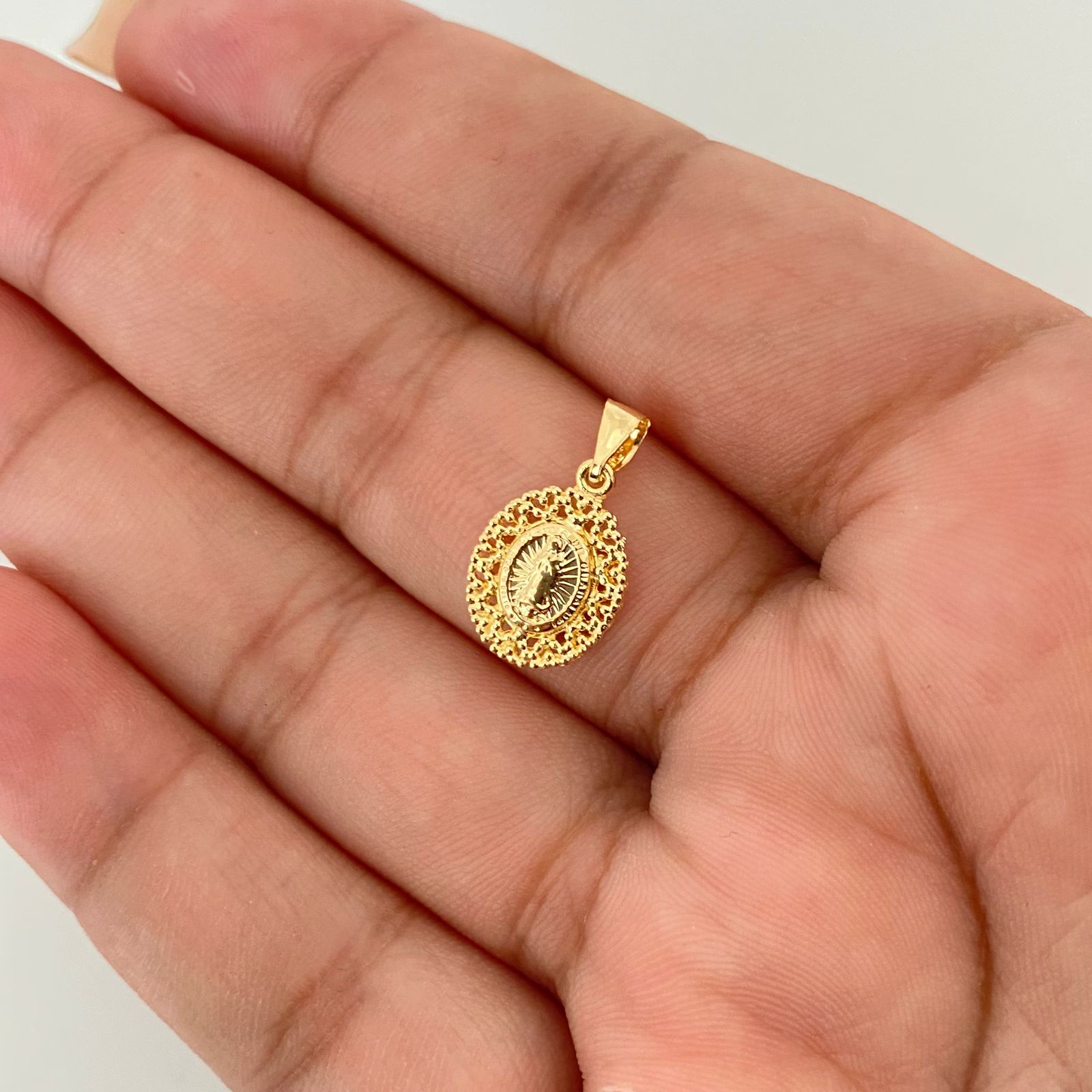 Dije virgen milagrosa borde punteado Oro amarillo 18k 0,55 Gr / 1,5 Cm