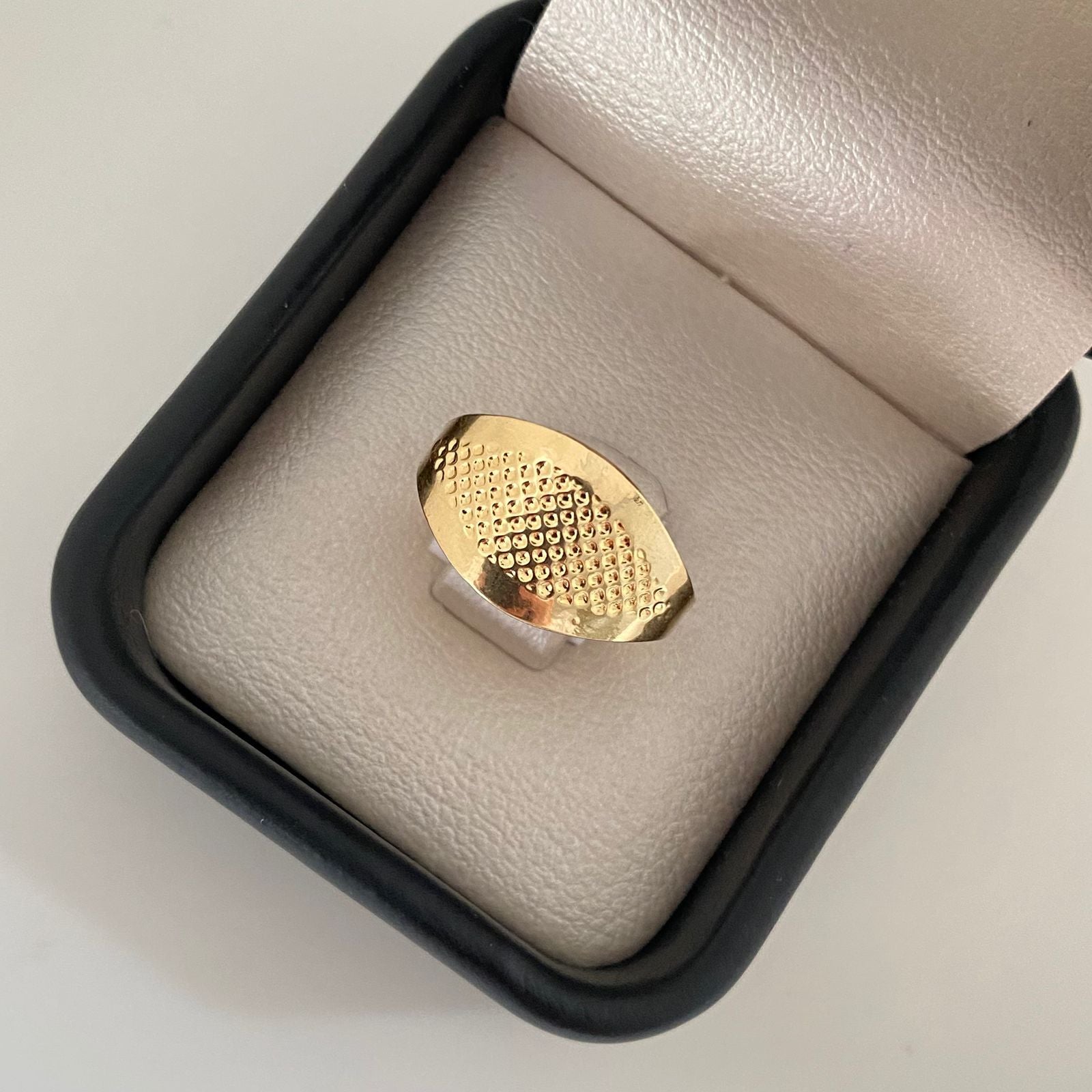 Anillo troquel grabado punteado Oro amarillo 18k / Talla 7 3/4 / 1,5 Gr