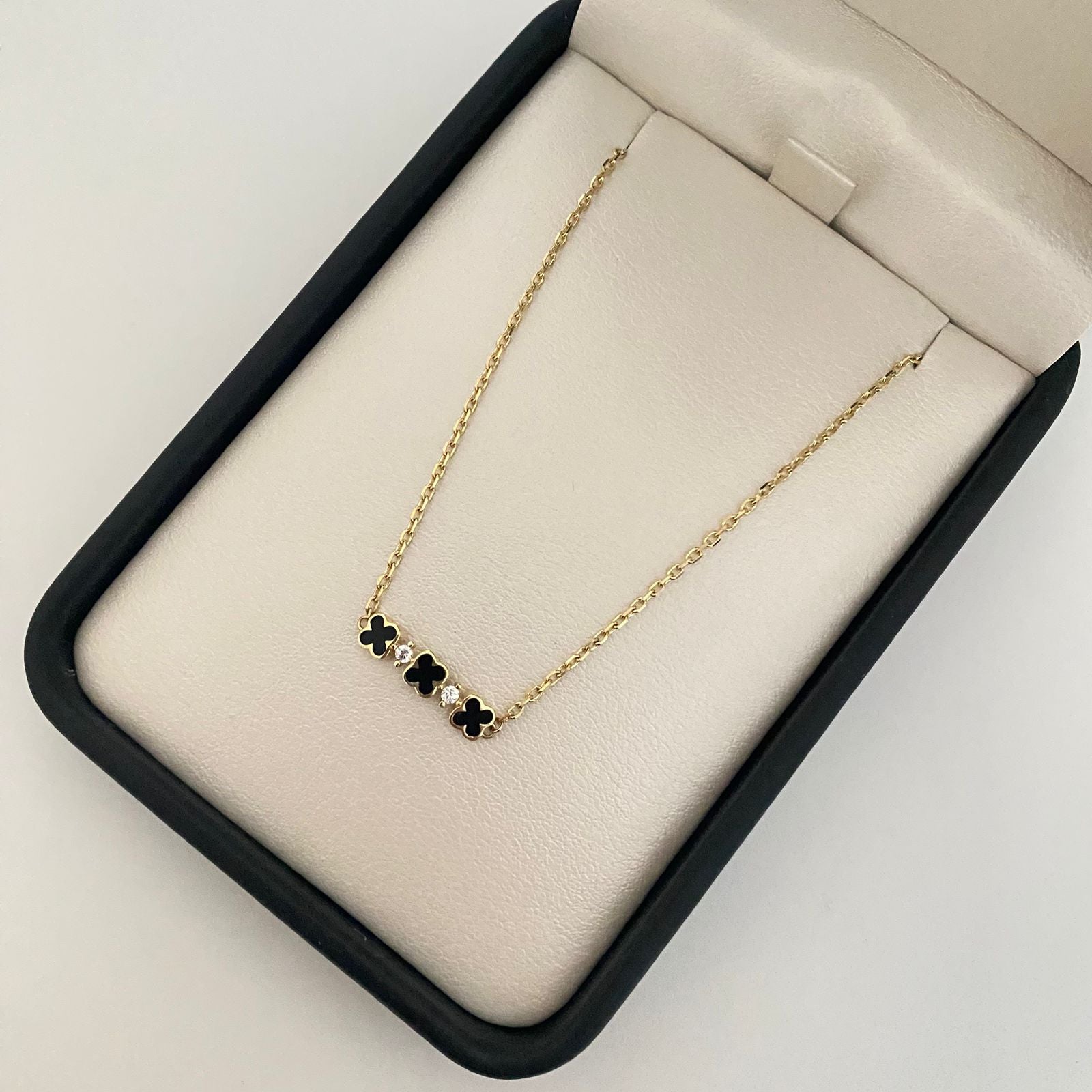 Pulso It trebol fondo negro y circones blancos Oro amarillo 18k +4 / 1,9 Gr / 4,3 mm / 19 Cm