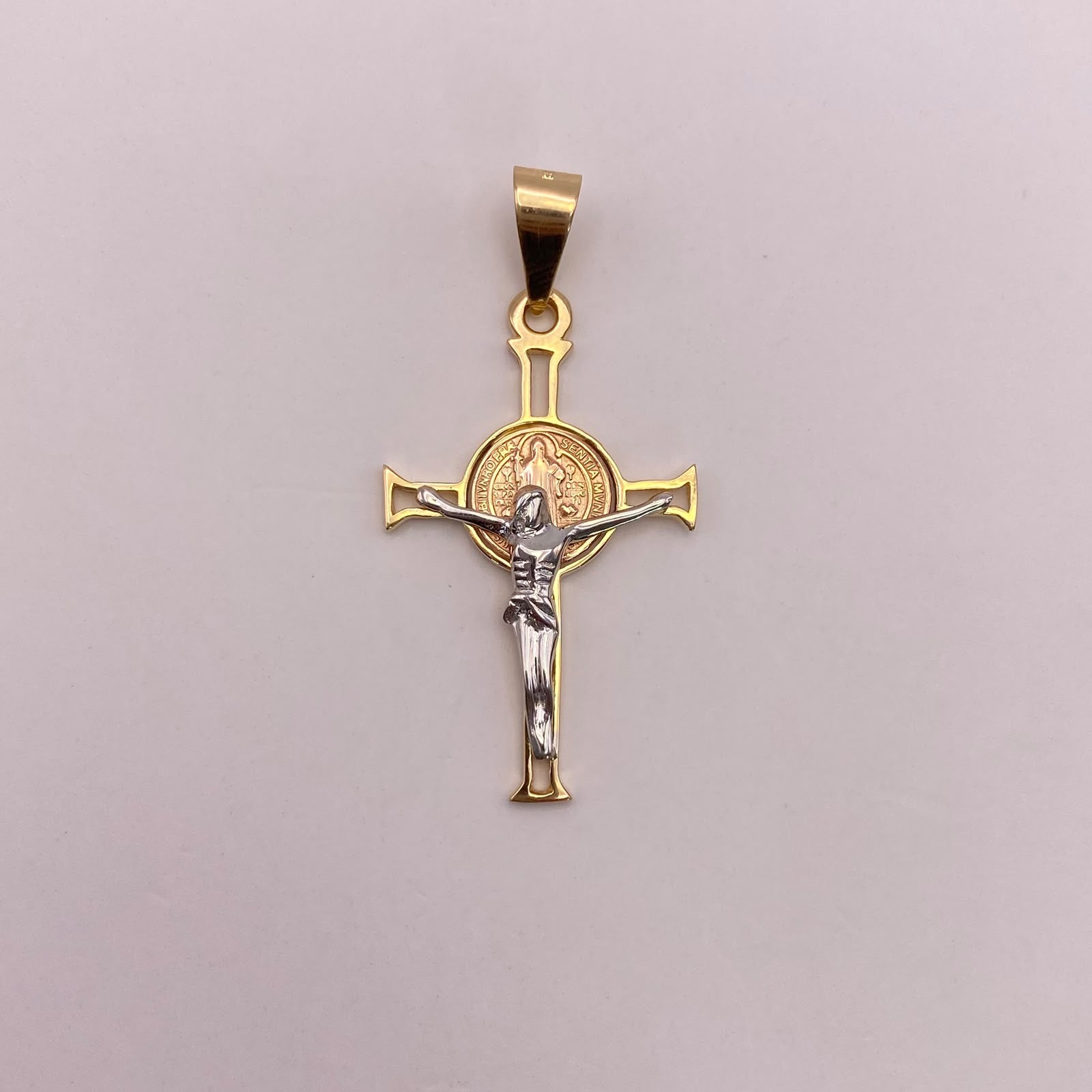 Dije cruz cristo y san benito Tres oros 18k 2,8 Gr / 21,45 mm / 4,5 Cm