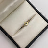 Anillo triangulo circón blanco Oro amarillo 18k / Talla 7 / 0,95 Gr / 1,09 mm