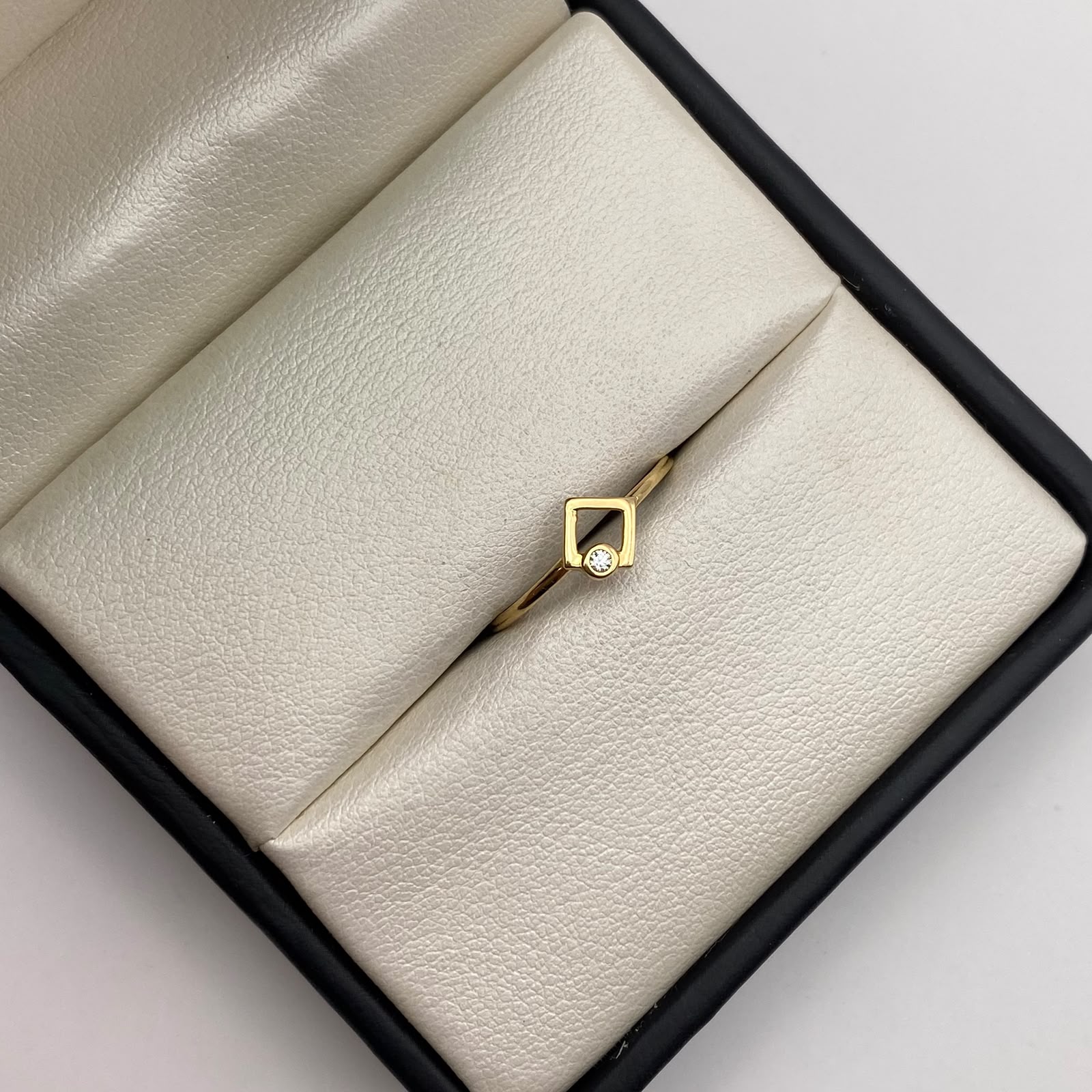 Anillo triangulo circón blanco Oro amarillo 18k / Talla 7 / 0,95 Gr / 1,09 mm