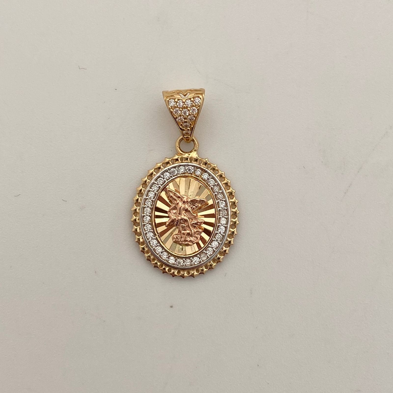 Dije arcangel san miguel con diamantado y circones blancos  Oro amarillo y oro rosa  18k 3,05 Gr / 15,46 mm / 2,5 Cm
