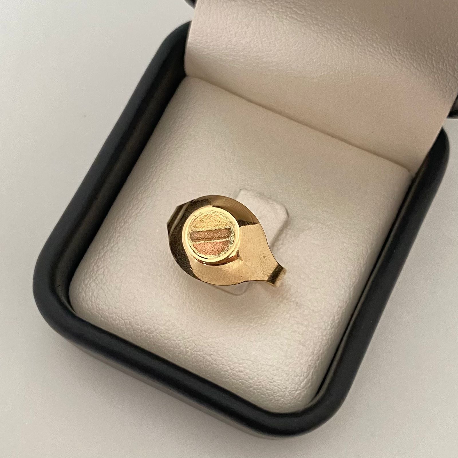 Anillo circulo central Tres oros 18k / Talla 8 1/2 / 1,9 Gr