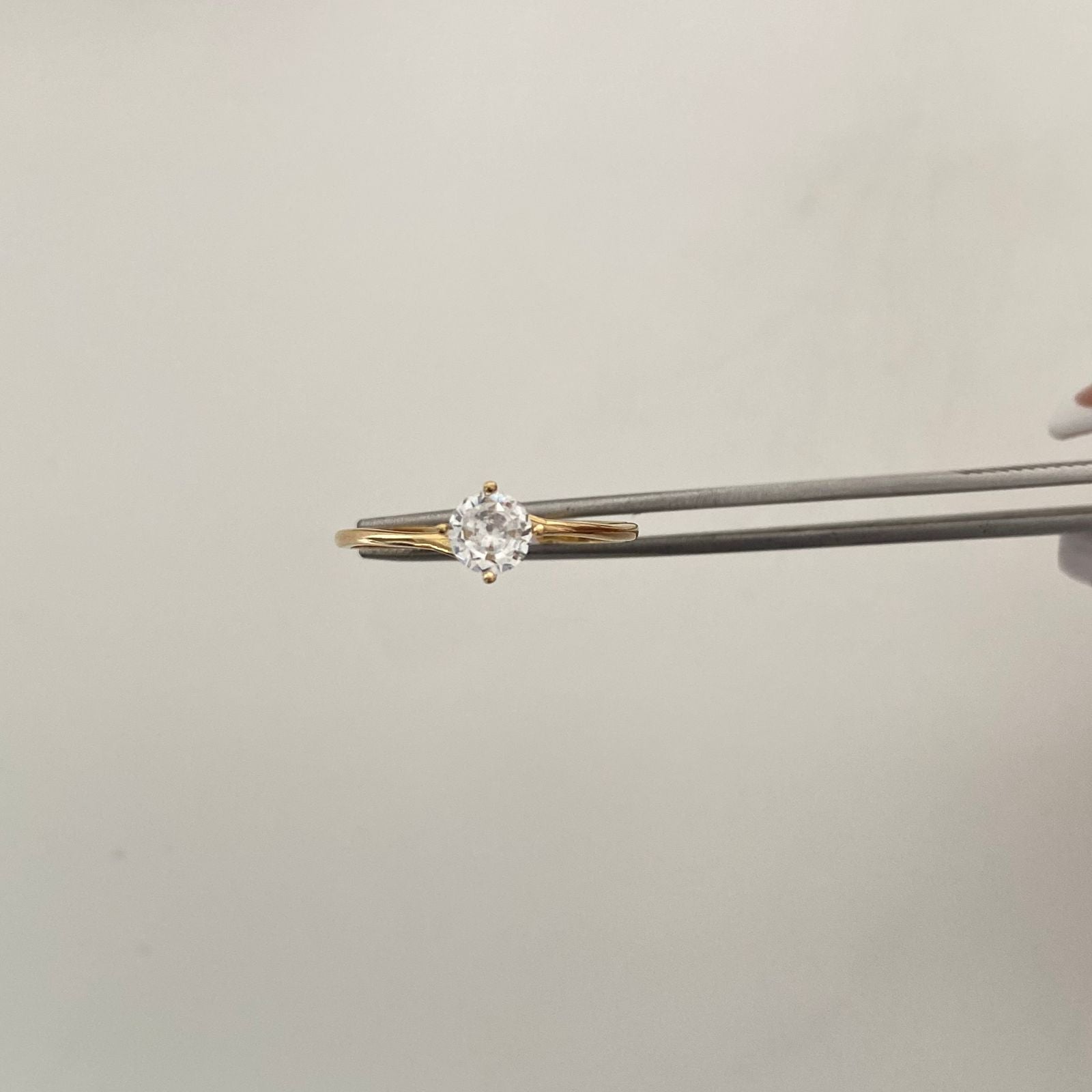 Anillo Solitario Oro amarillo 18k / Talla 8 1/2 / 1,4 Gr / 1,5 mm