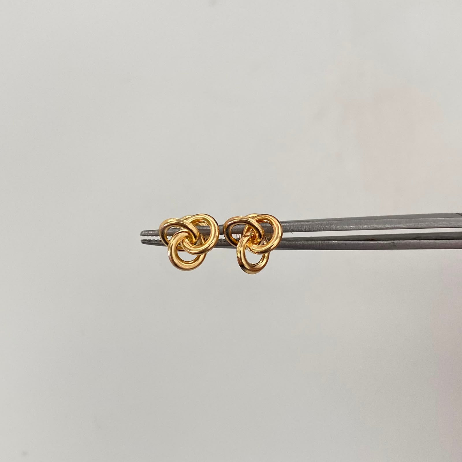 Topos Nudo Oro amarillo 18k 0,65 Gr / 8,3 mm
