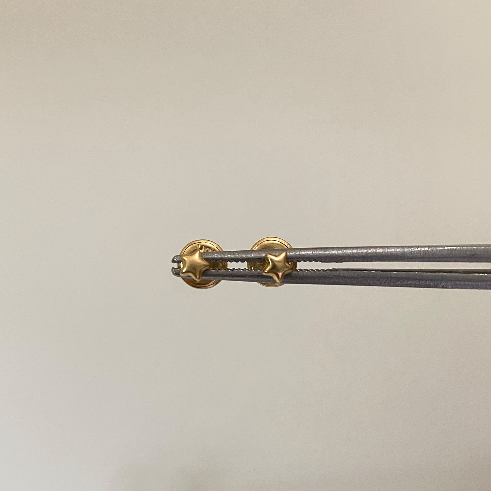 Topos mini estrella lisa Oro amarillo 18k 0,4 Gr / 2,5 mm