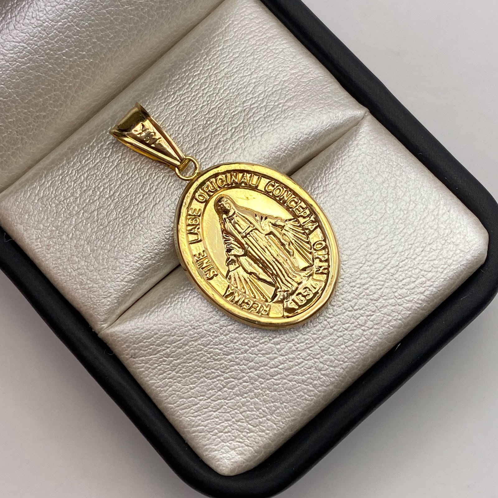 Dije Virgen milagrosa Oro amarillo 18k 2,01 Gr / 17,8 mm / 3,2 Cm