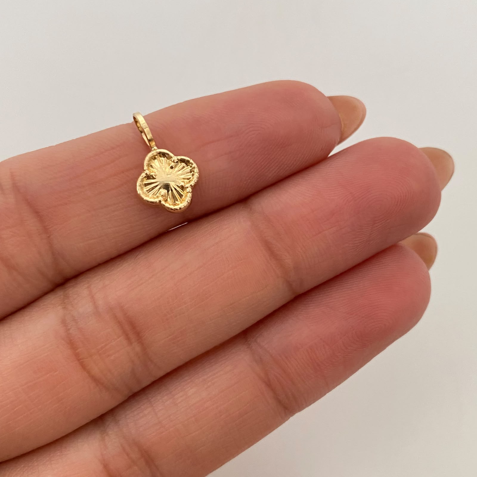 Dije Trebol Diamantado Oro amarillo 18k 0,4 Gr / 8,4 mm / 1,5 Cm