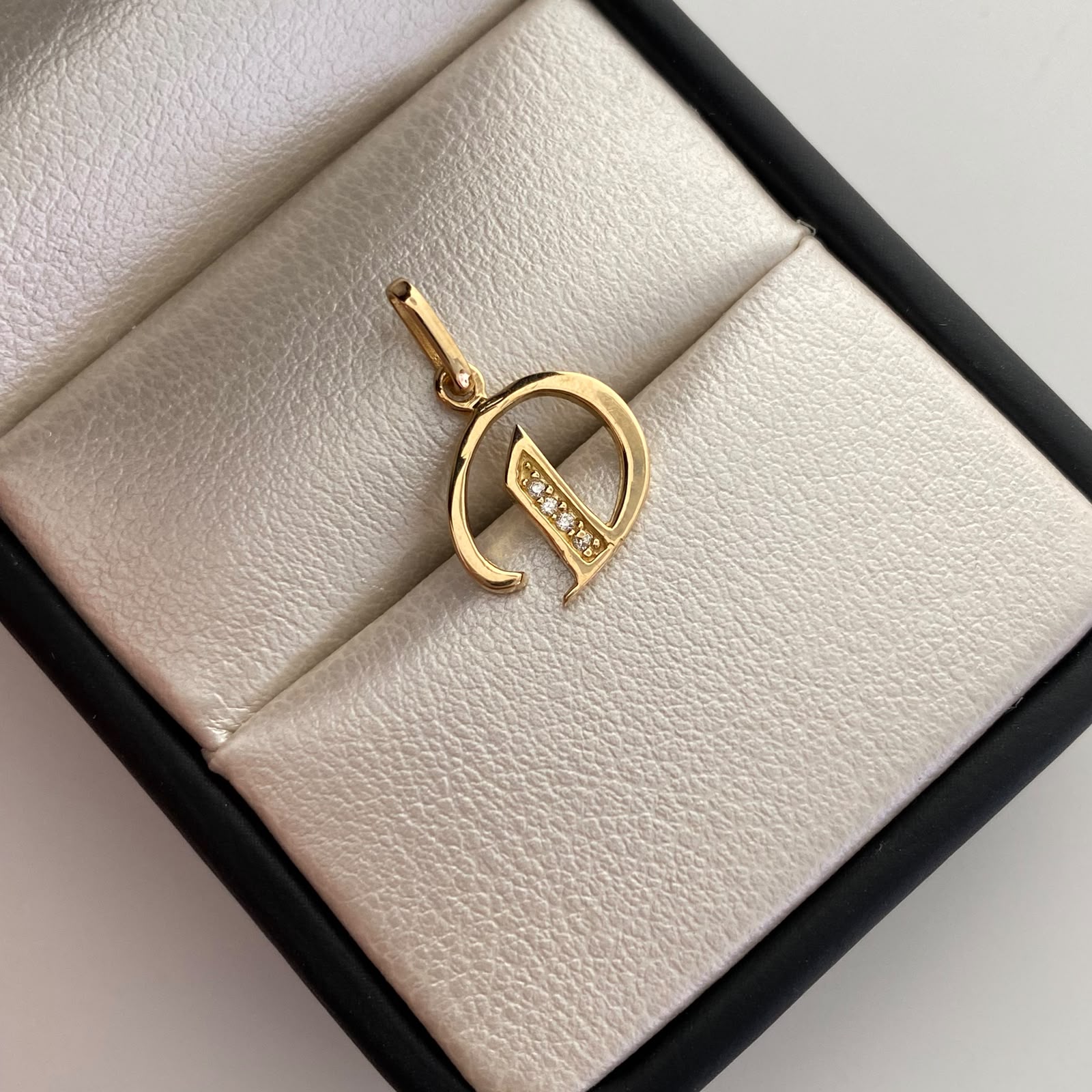 Dije Letra D Casting Oro amarillo 18k 1,1 Gr / 11,4 mm / 1,8 Cm