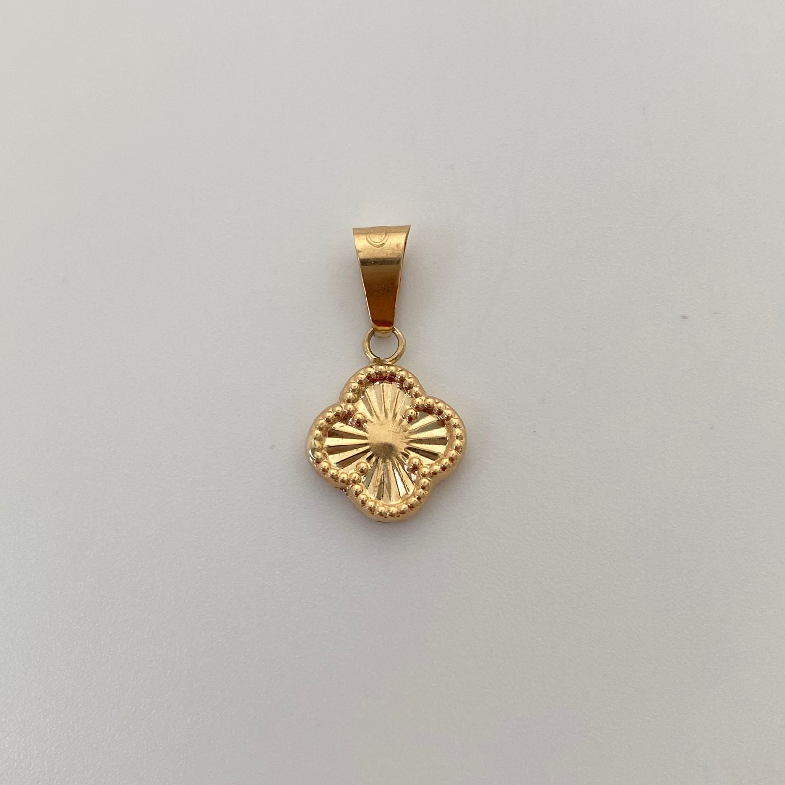 Dije Trebol Diamantado Oro amarillo 18k 0,9 Gr / 11,6 mm / 2,2 Cm