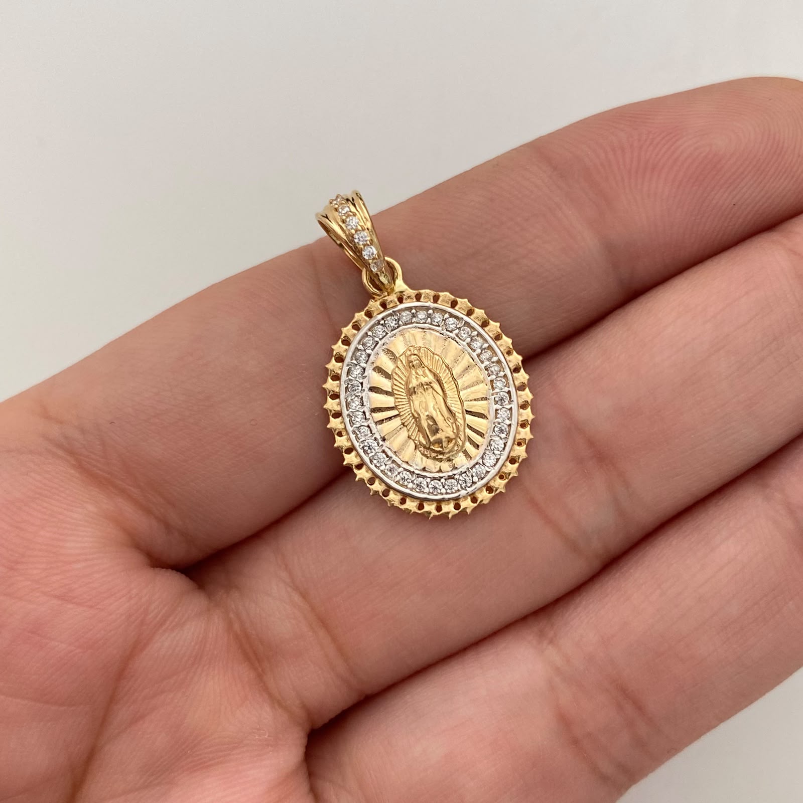 Dije Redondo Casting Virgen de Guadalupe Oro amarillo y Oro blanco 18k 2,9 Gr / 15,9 mm / 2,6 Cm