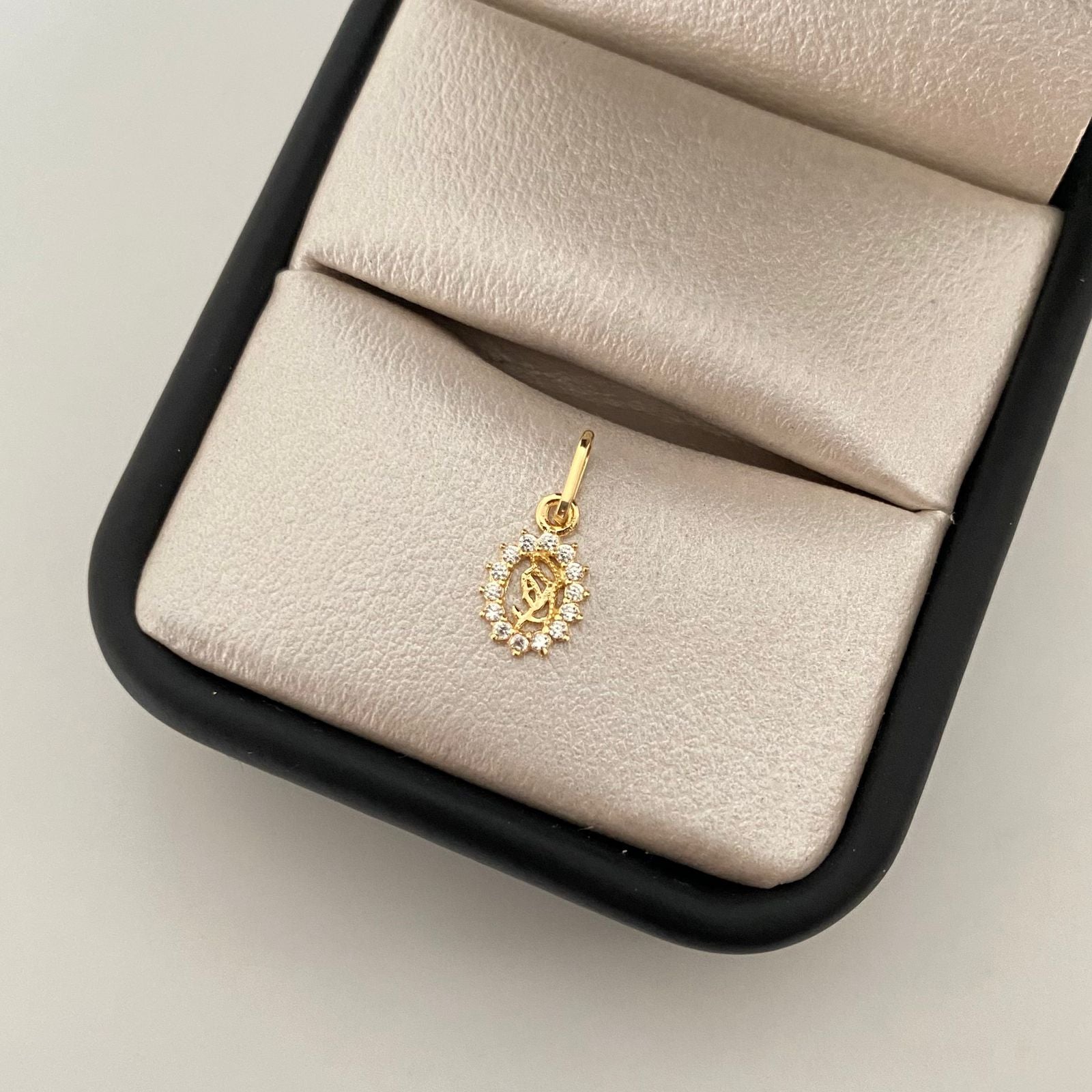 Dije virgen orando mini borde casting Oro amarillo 18k 0,3 Gr / 1,3 Cm