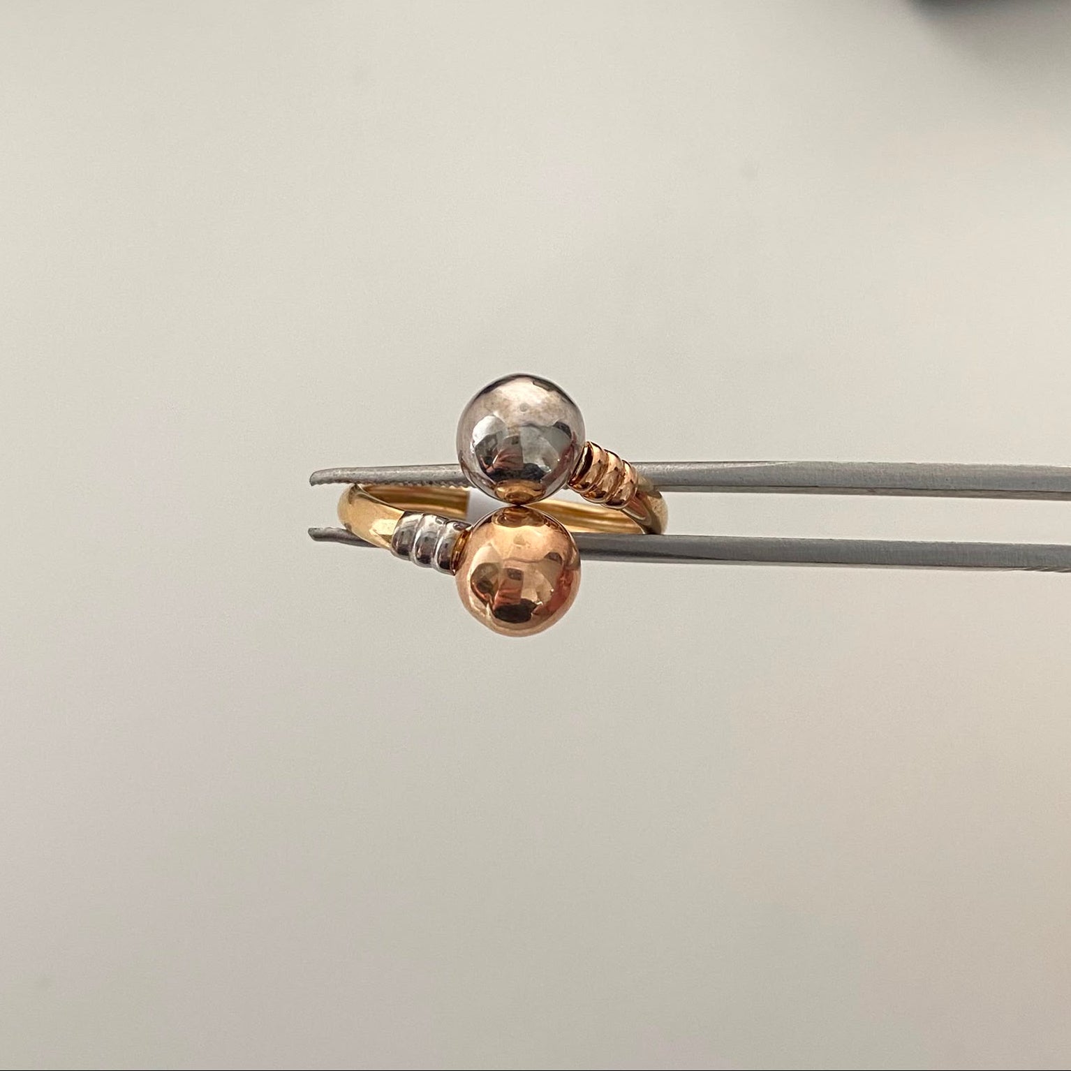 Anillo Tu y Yo Tres oros 18k / Talla 8 1/2 / 2,1 Gr / 3,1 mm