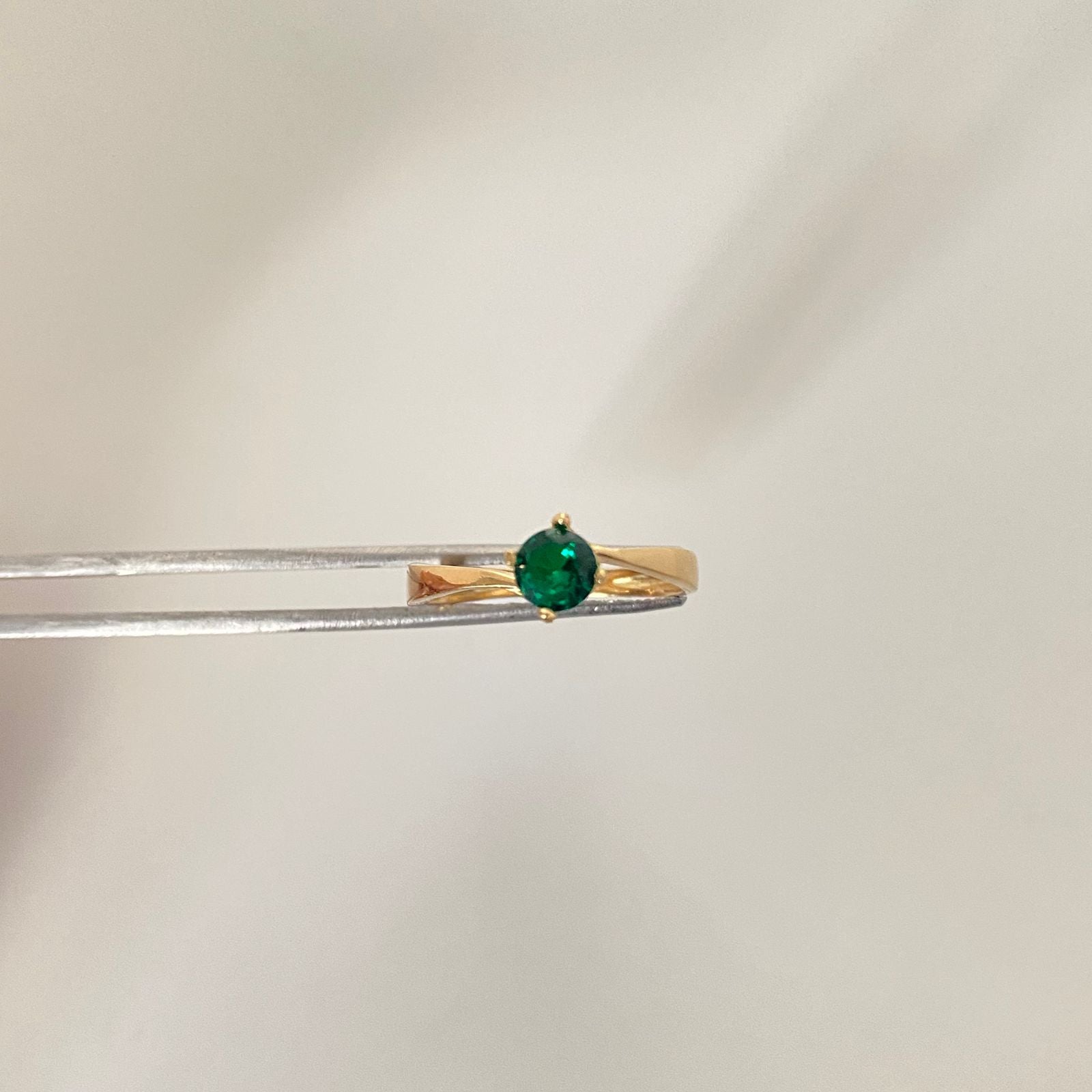 Anillo solitario circon verde laterales diagonal Oro amarillo 18k / Talla 5 1/2 / 1,55 Gr