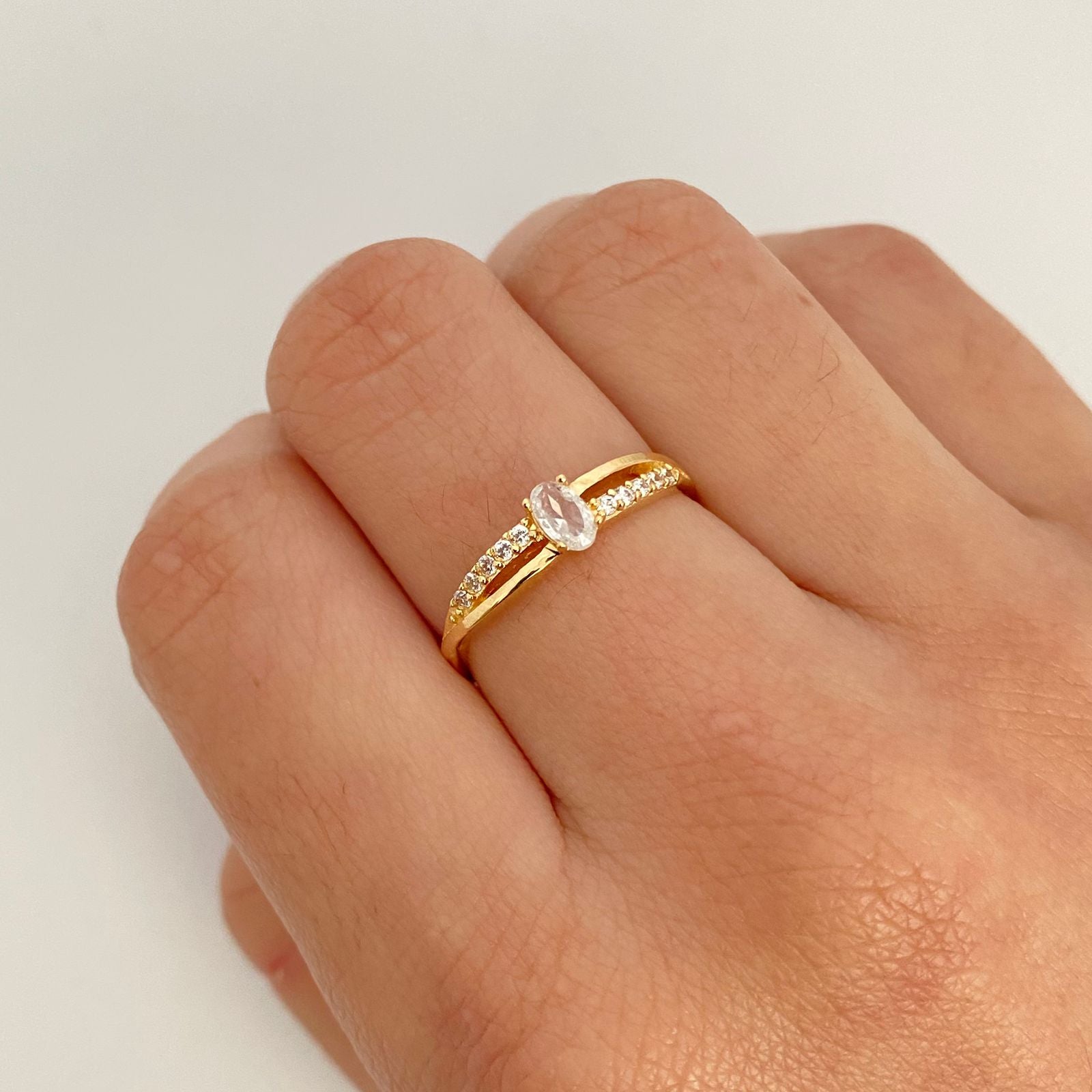 Anillo solitario lateral fila liso y casting Oro amarillo 18k / Talla 8 / 1,95 Gr