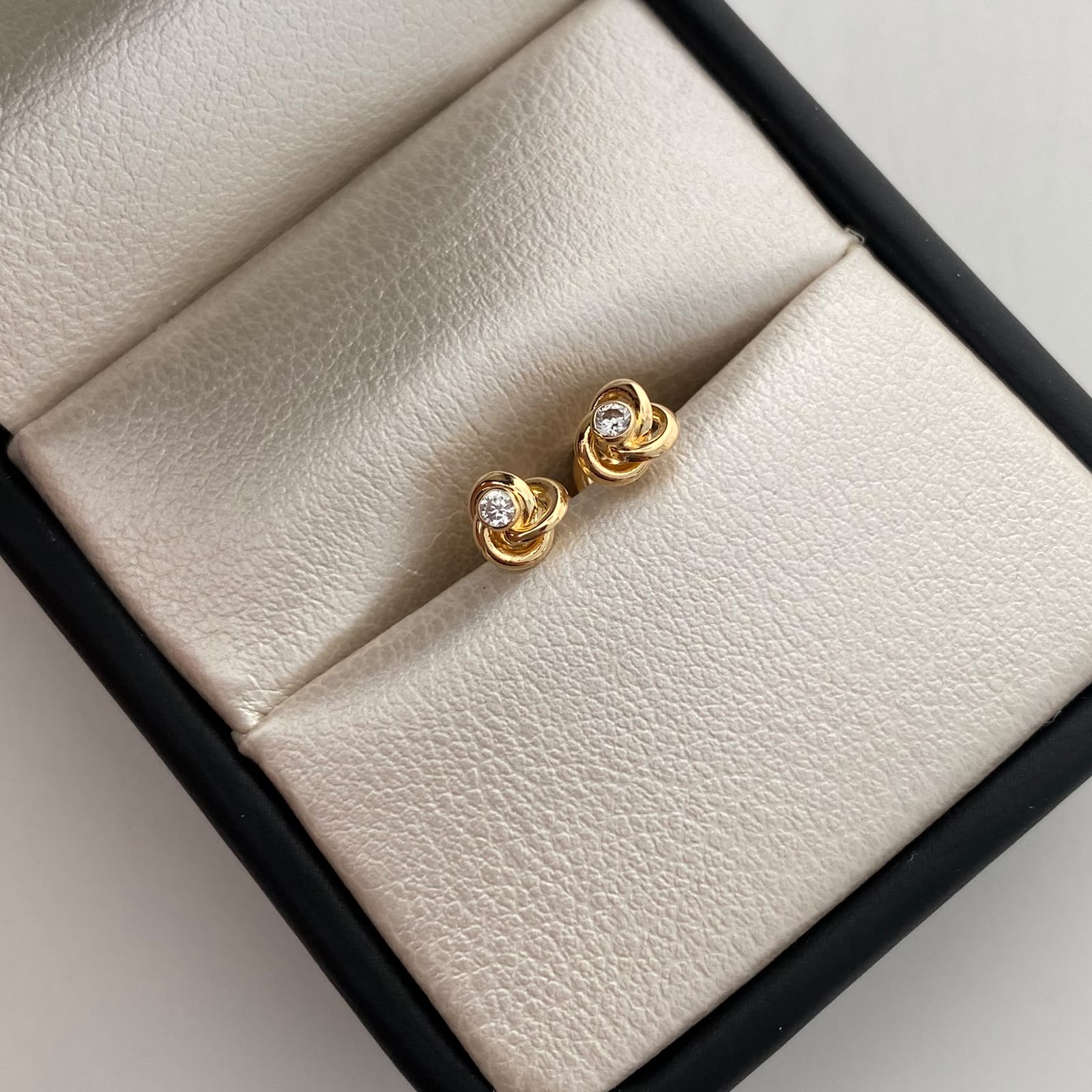 Topos Nudo Circon Oro amarillo 18k 0,9 Gr / 5,2 mm
