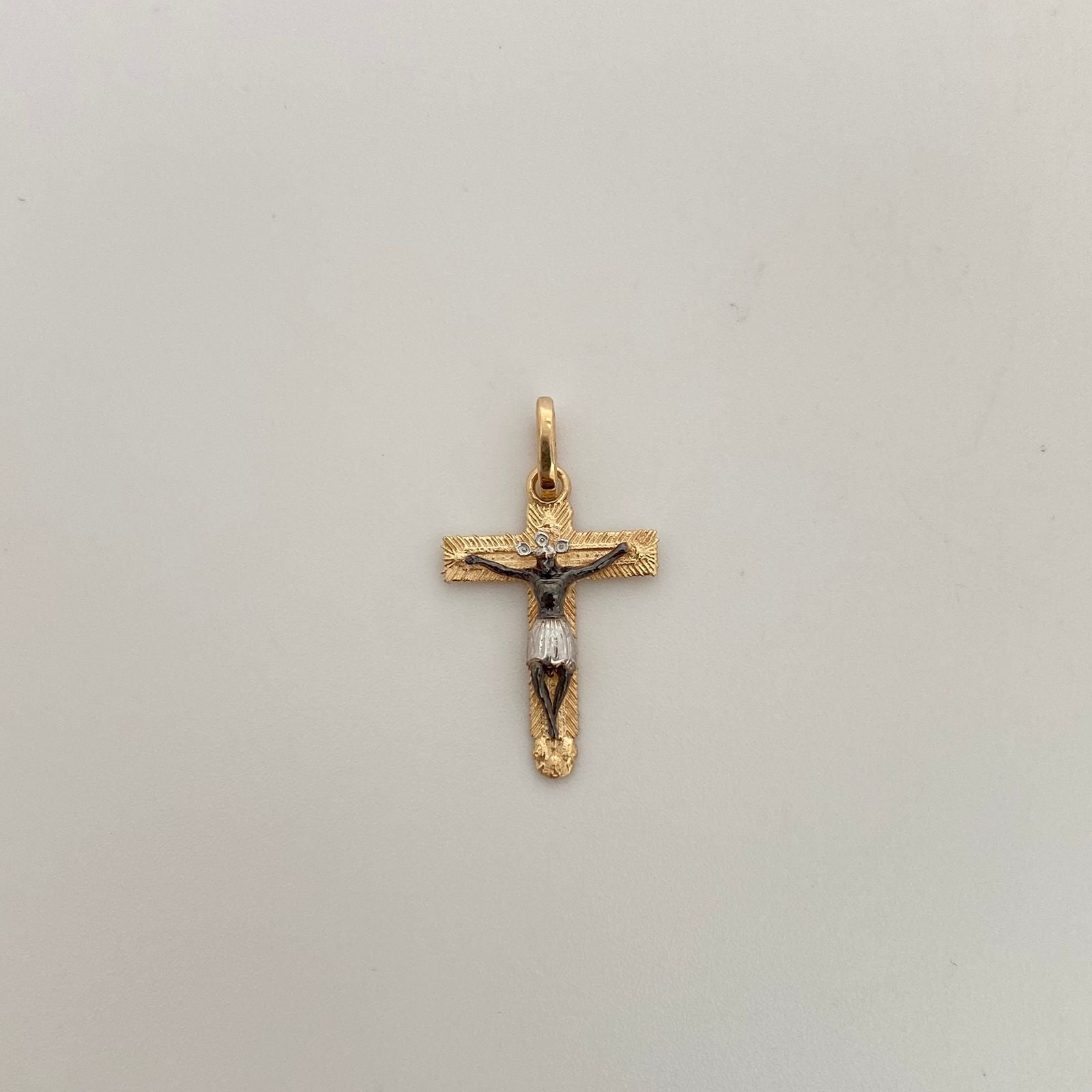 Dije Cruz Cristo Casting Oro amarillo y Oro blanco 18k 1,5 Gr / 15 mm / 2,5 Cm