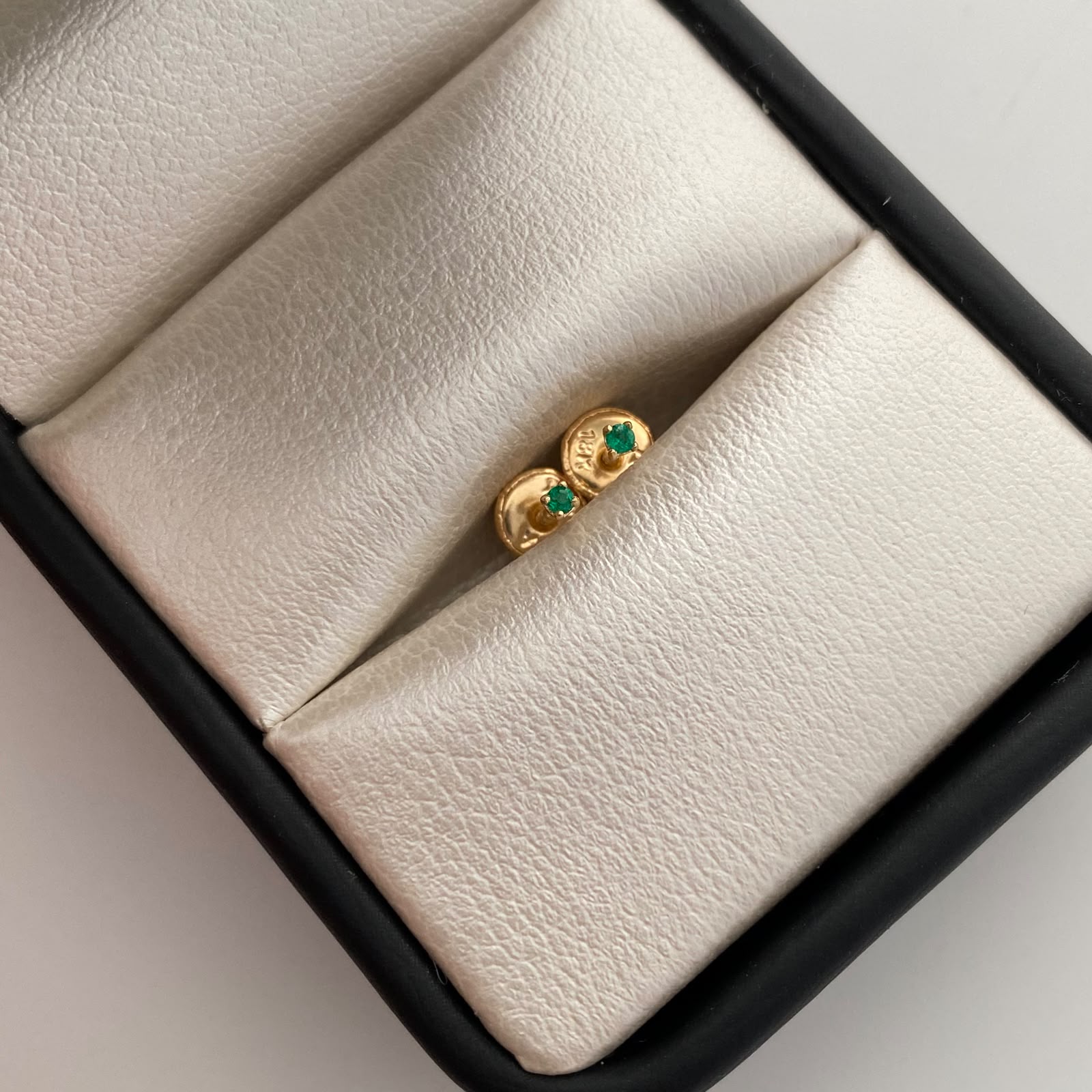 Topos Mini Esmeralda Oro amarillo 18k 0,4 Gr / 2,1 mm