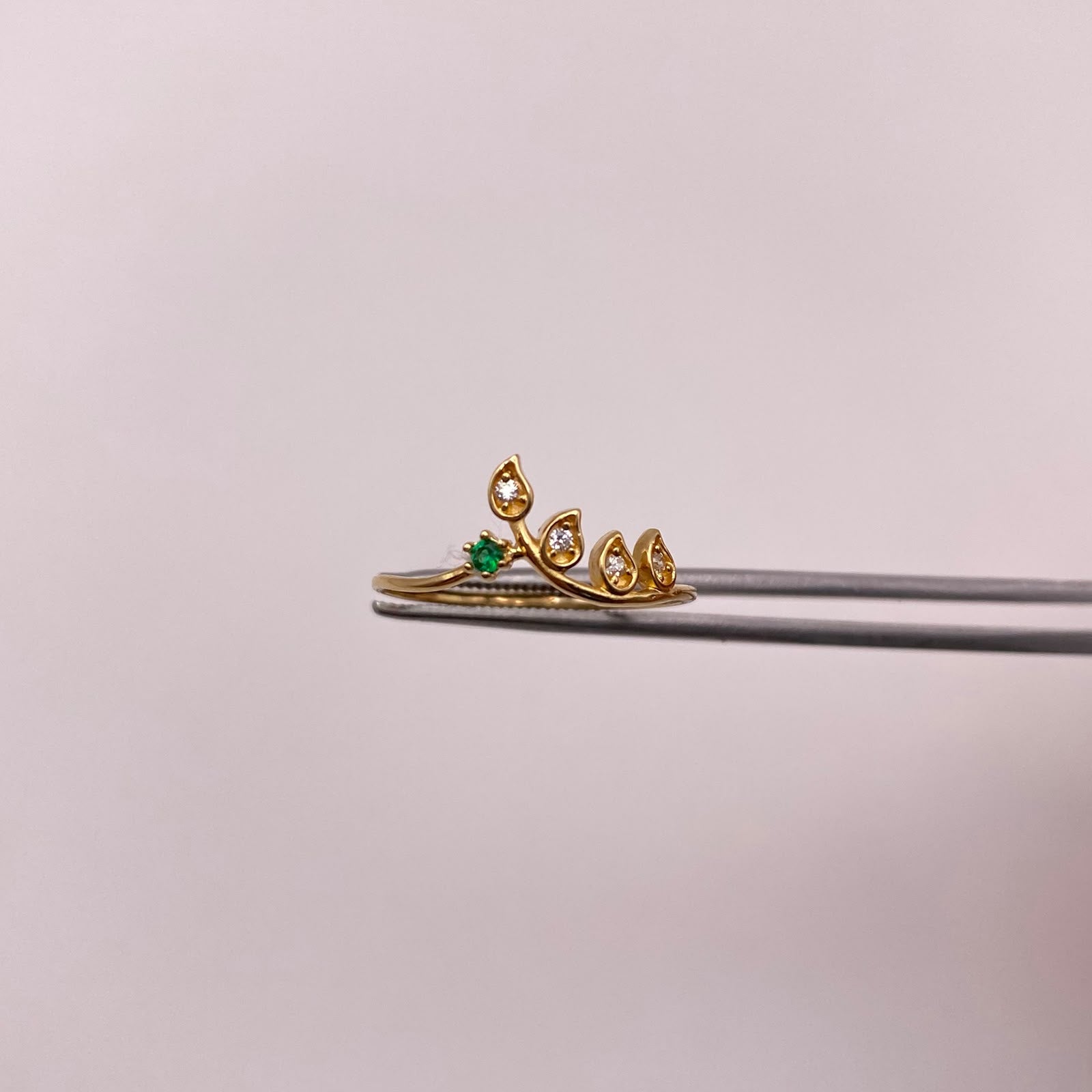 Anillo hojas circones blancos y verde Oro amarillo 18k / Talla 7 1/4 / 1 Gr / 1,11 mm