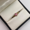 Anillo anillo flor lineas circones fucsia y blanco  Oro amarillo 18k / Talla 7 1/4 / 2,05 Gr / 1,57 mm