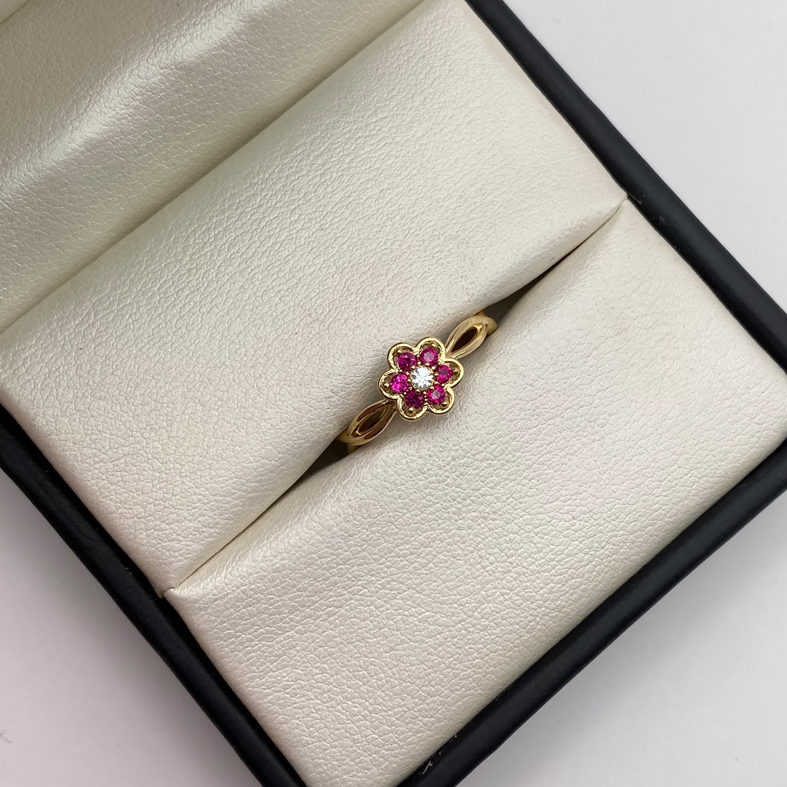 Anillo anillo flor lineas circones fucsia y blanco  Oro amarillo 18k / Talla 7 1/4 / 2,05 Gr / 1,57 mm