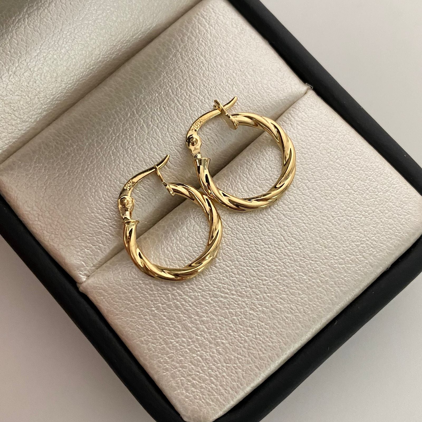 Candonga entorchada  Oro amarillo 18k 0,95 Gr / 1,5 Cm