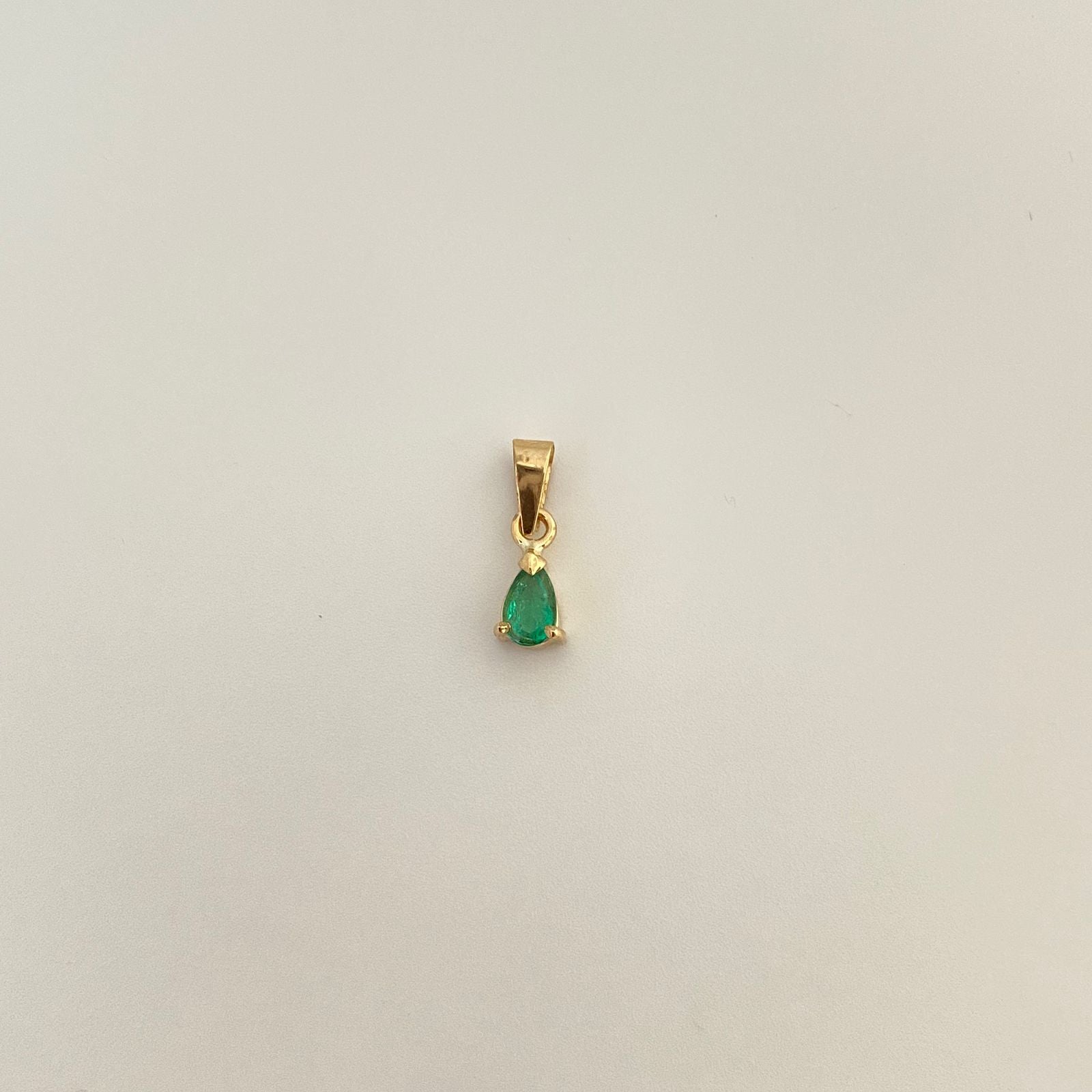 Dije esmeralda gota 0,85 Gr / 1,5 Cm